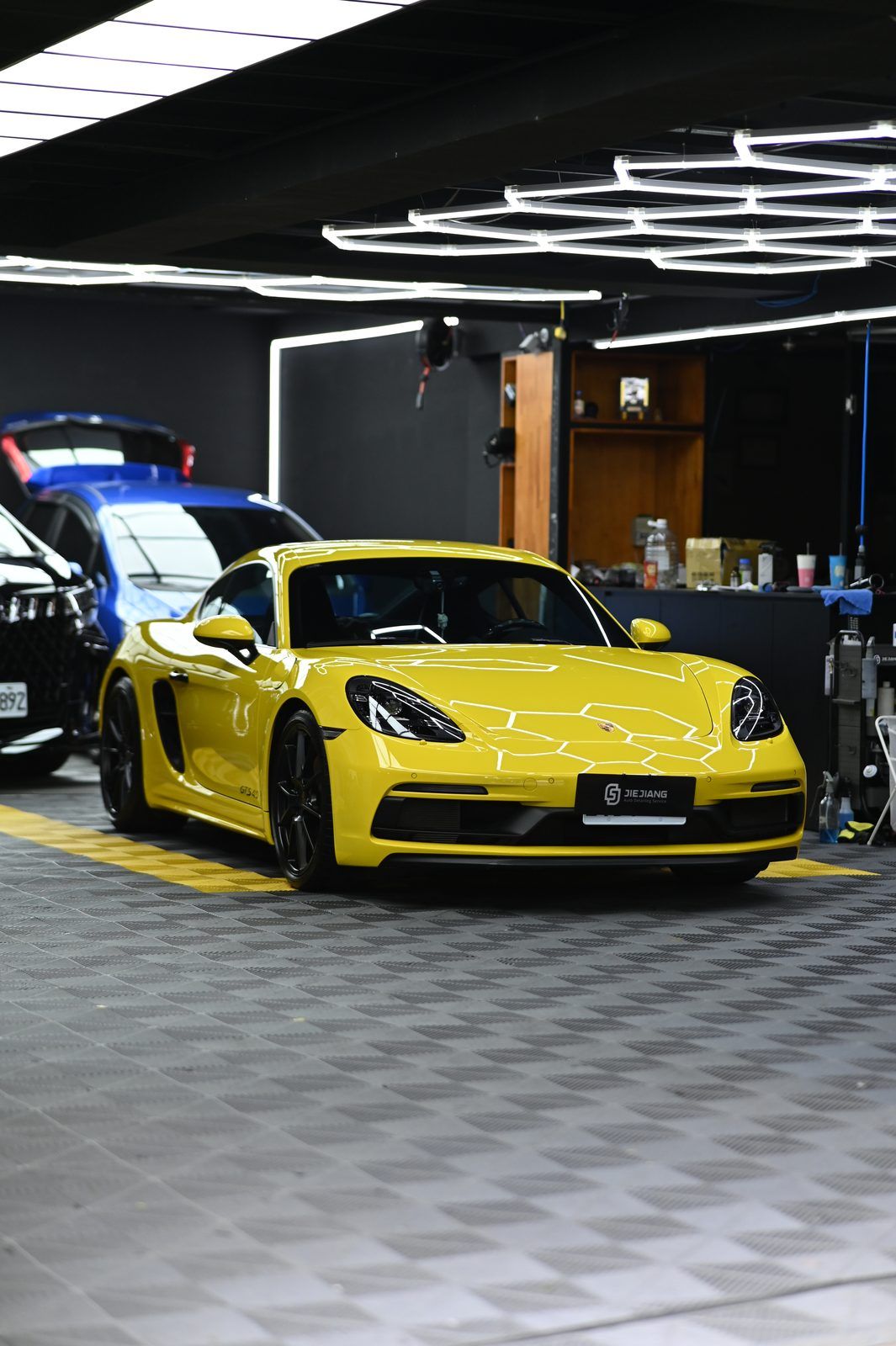 Porsche 718 Cayman GTS 4.0 漆面鍍膜完工與細節實拍 第 2 張（共 7 張）——捷匠淡水旗艦店施工實錄