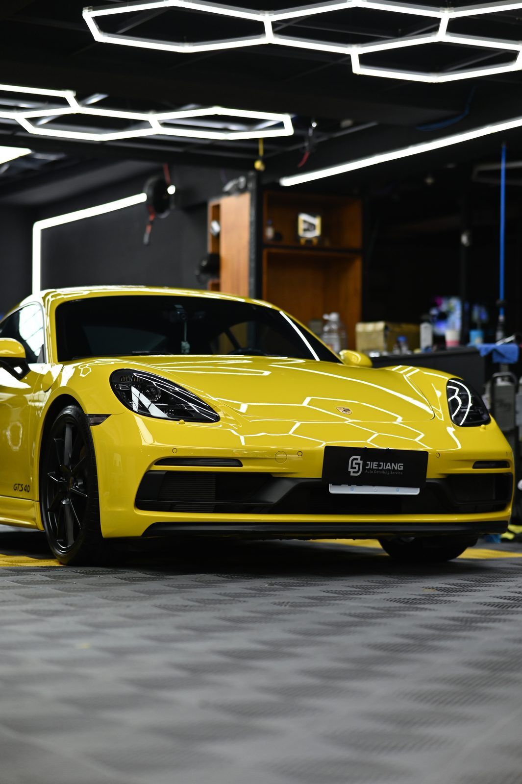 Porsche 718 Cayman GTS 4.0 漆面鍍膜完工與細節實拍 第 3 張（共 7 張）——捷匠淡水旗艦店施工實錄