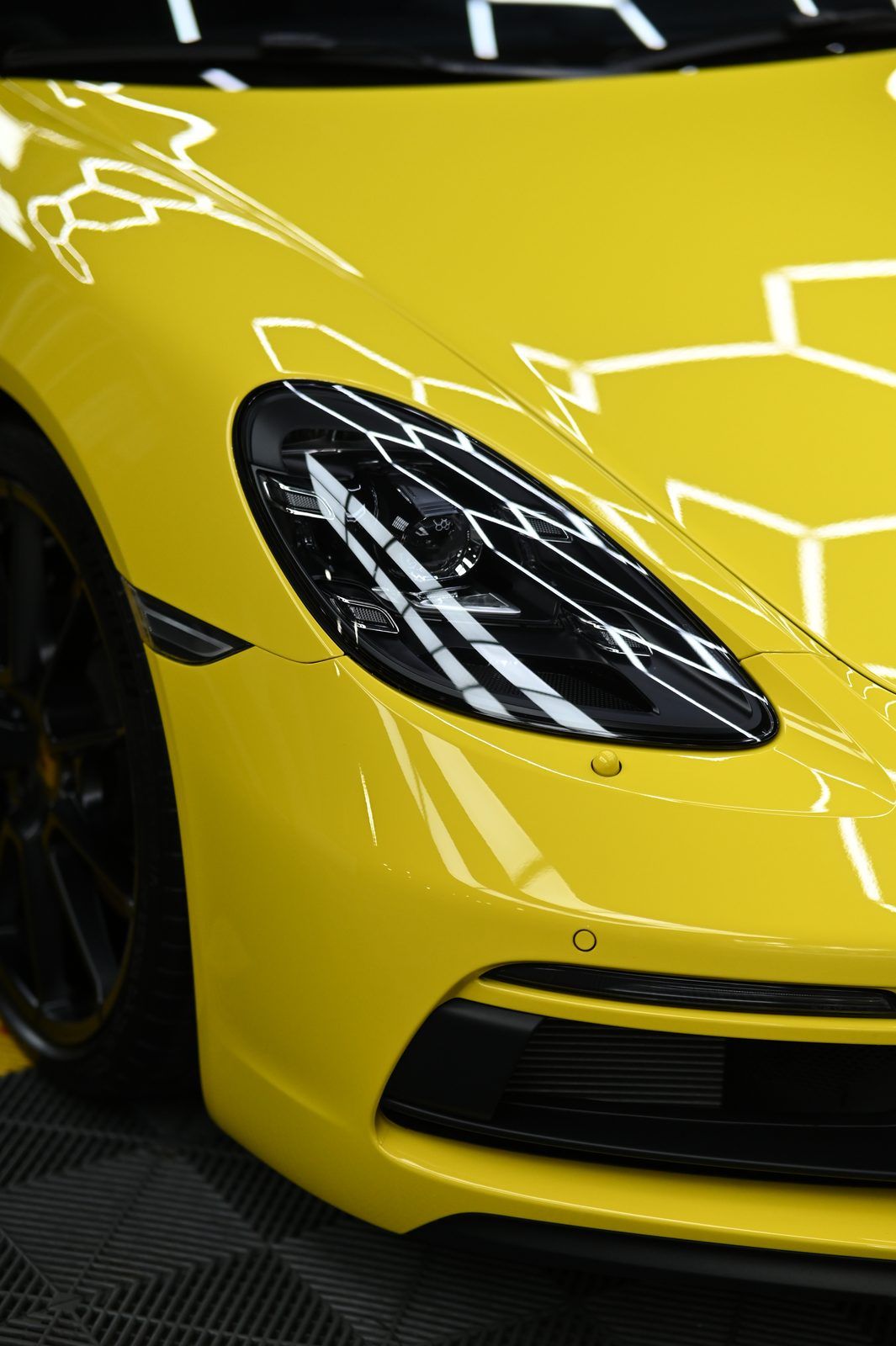 Porsche 718 Cayman GTS 4.0 漆面鍍膜完工與細節實拍 第 4 張（共 7 張）——捷匠淡水旗艦店施工實錄