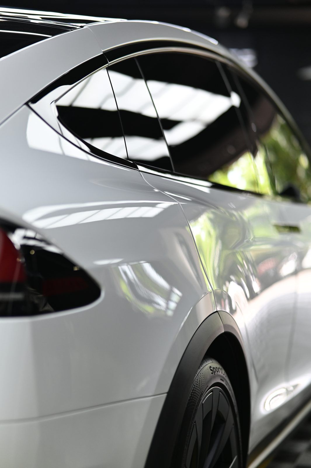 Tesla Model X 漆面鍍膜完工與細節實拍 第 2 張（共 7 張）——捷匠淡水旗艦店施工實錄