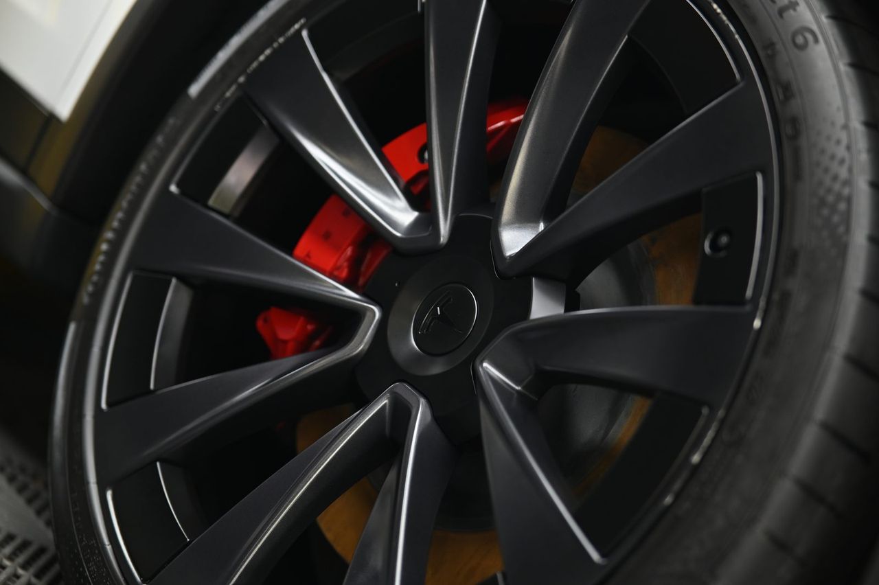 Tesla Model X 漆面鍍膜完工與細節實拍 第 3 張（共 7 張）——捷匠淡水旗艦店施工實錄