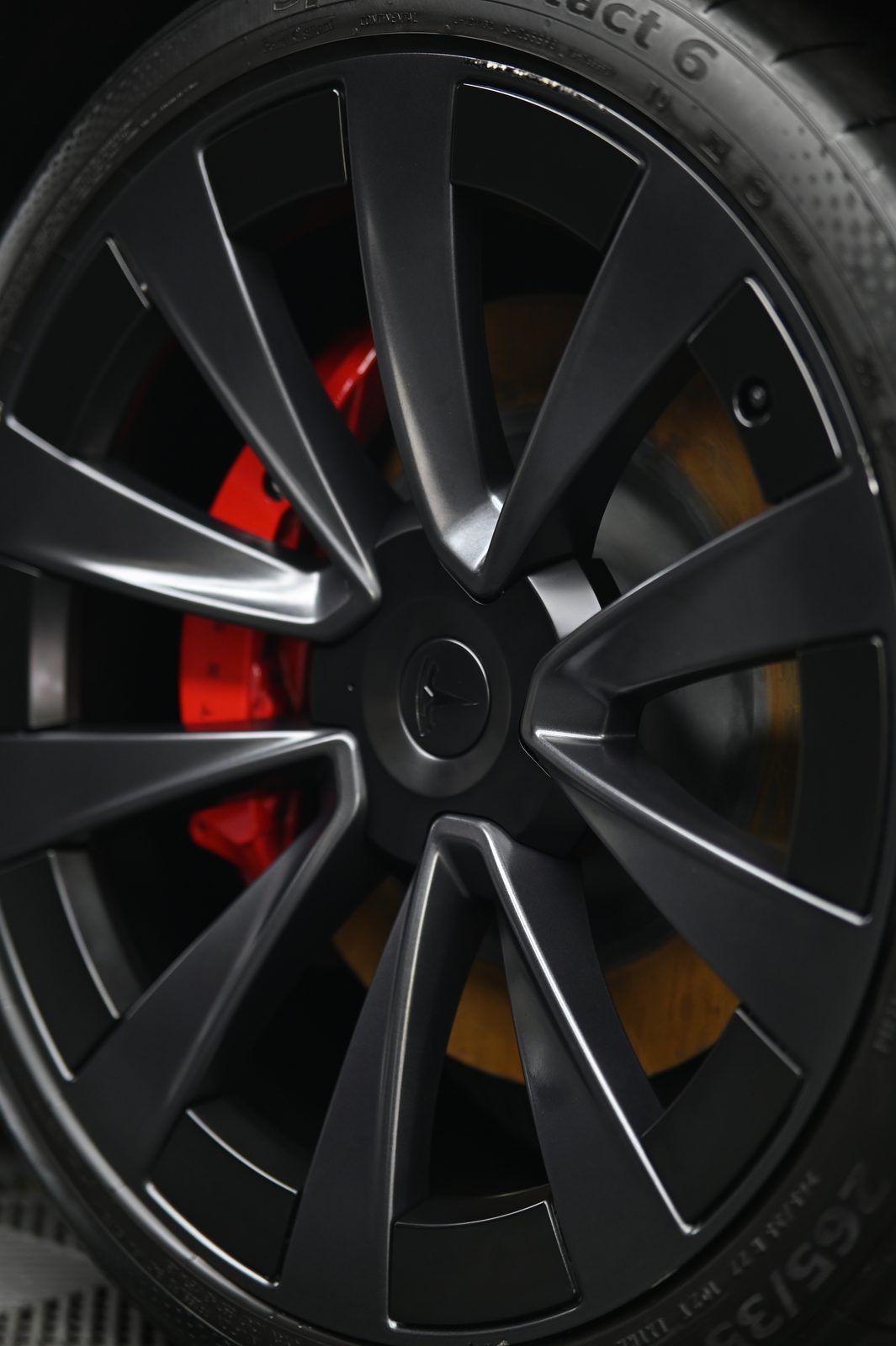 Tesla Model X 漆面鍍膜完工與細節實拍 第 4 張（共 7 張）——捷匠淡水旗艦店施工實錄