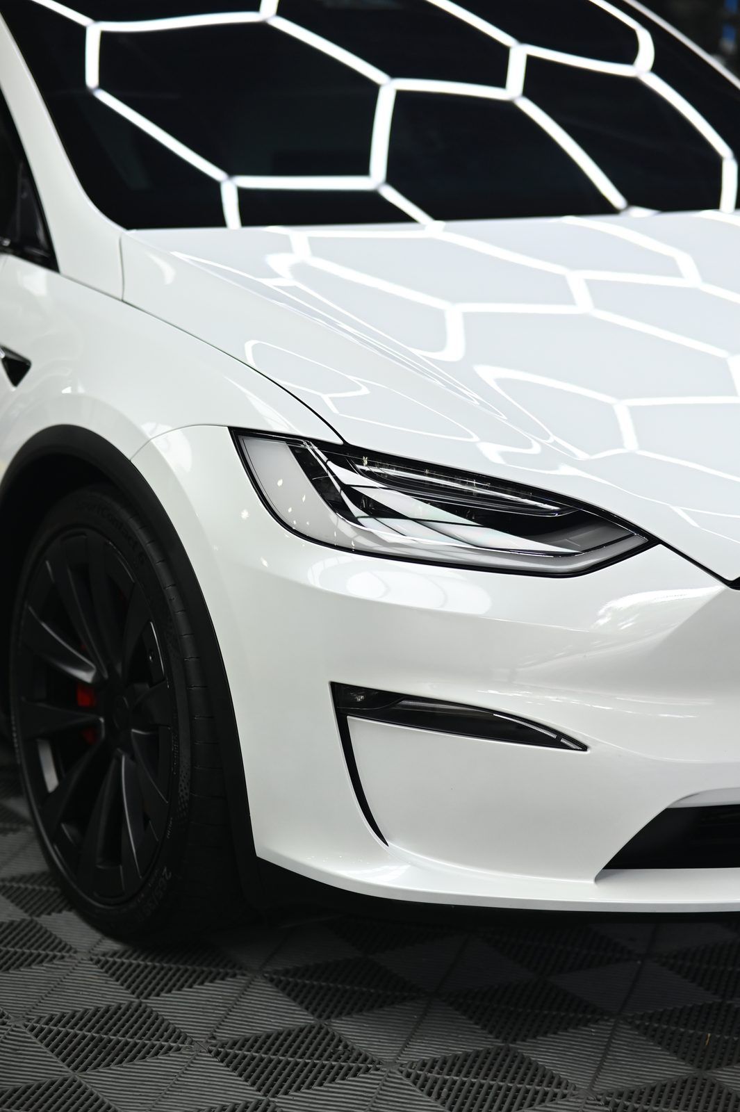 Tesla Model X 漆面鍍膜完工與細節實拍 第 5 張（共 7 張）——捷匠淡水旗艦店施工實錄