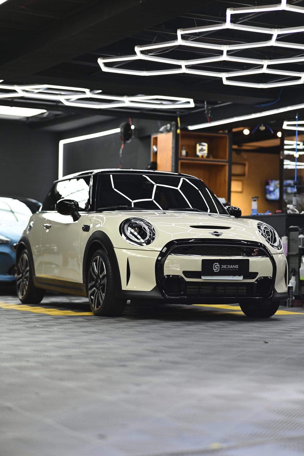 MINI Cooper 漆面鍍膜完工與細節實拍 第 2 張（共 7 張）——捷匠淡水旗艦店施工實錄