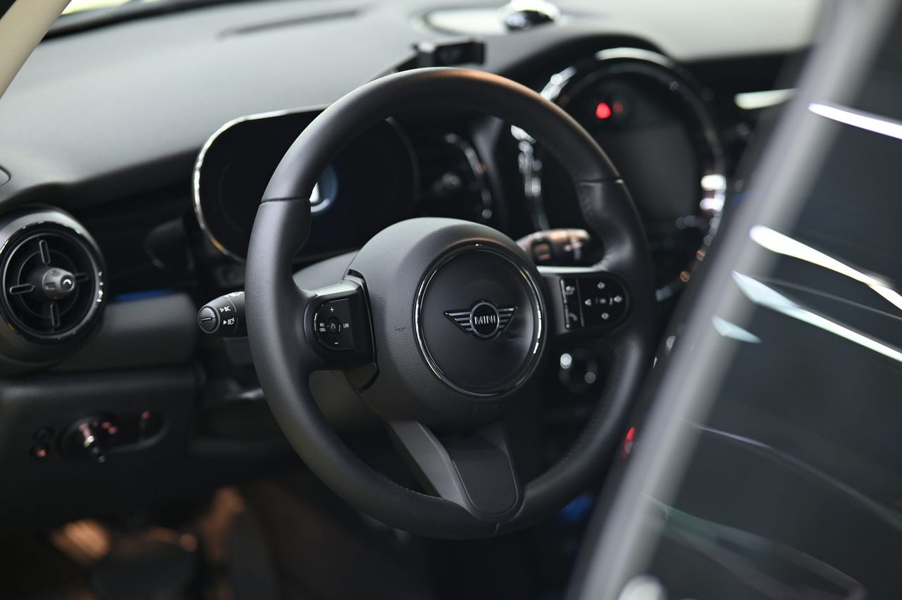 MINI Cooper 漆面鍍膜完工與細節實拍 第 4 張（共 7 張）——捷匠淡水旗艦店施工實錄