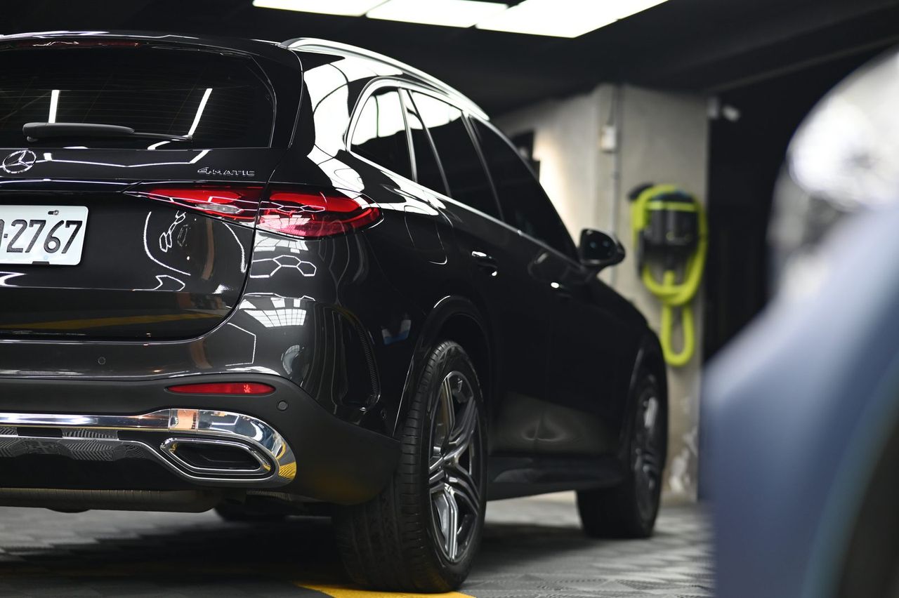 Mercedes-Benz GLC 300 漆面鍍膜完工與細節實拍 第 1 張（共 7 張）——捷匠淡水旗艦店施工實錄