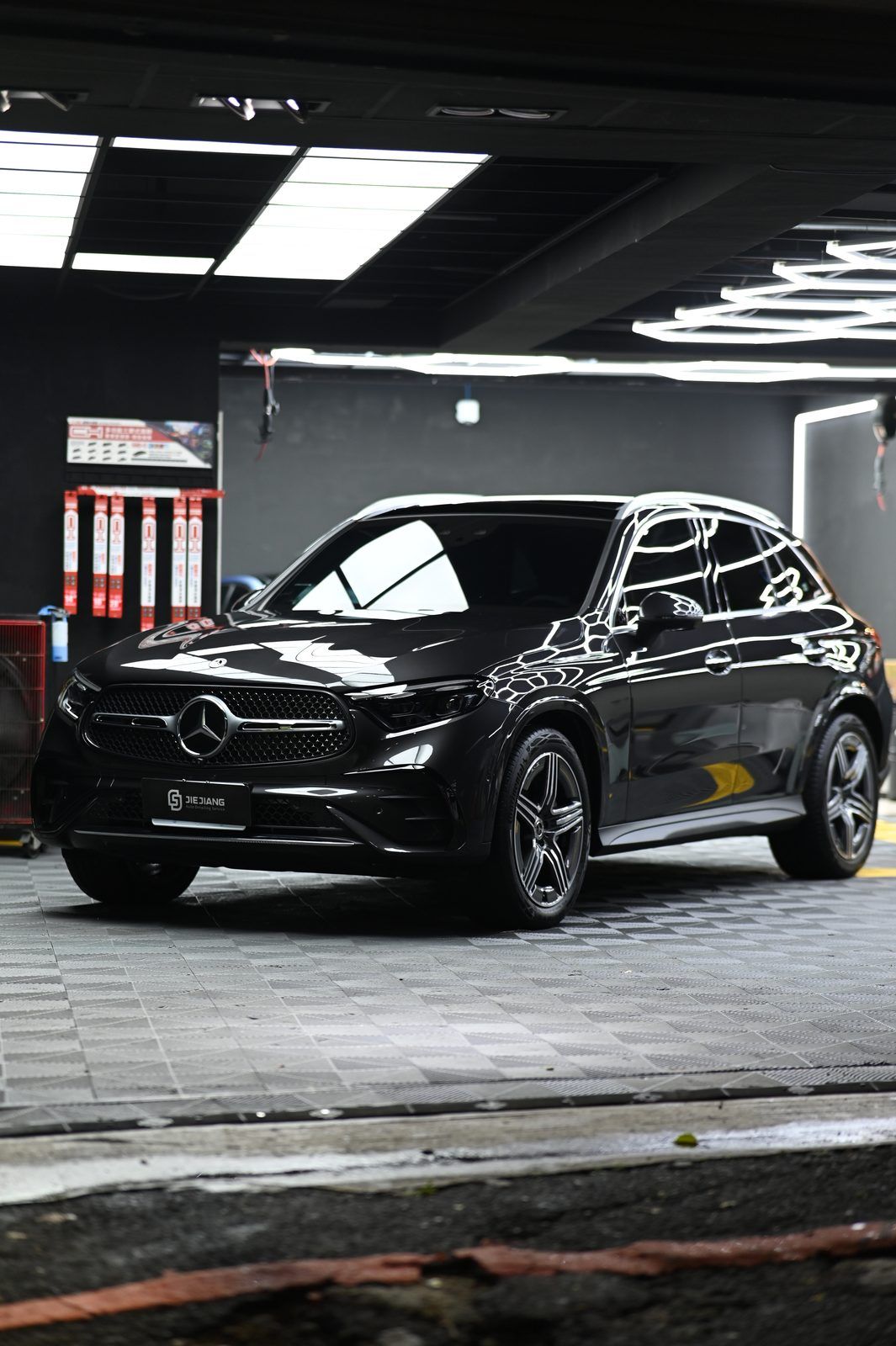 Mercedes-Benz GLC 300 漆面鍍膜完工與細節實拍 第 2 張（共 7 張）——捷匠淡水旗艦店施工實錄