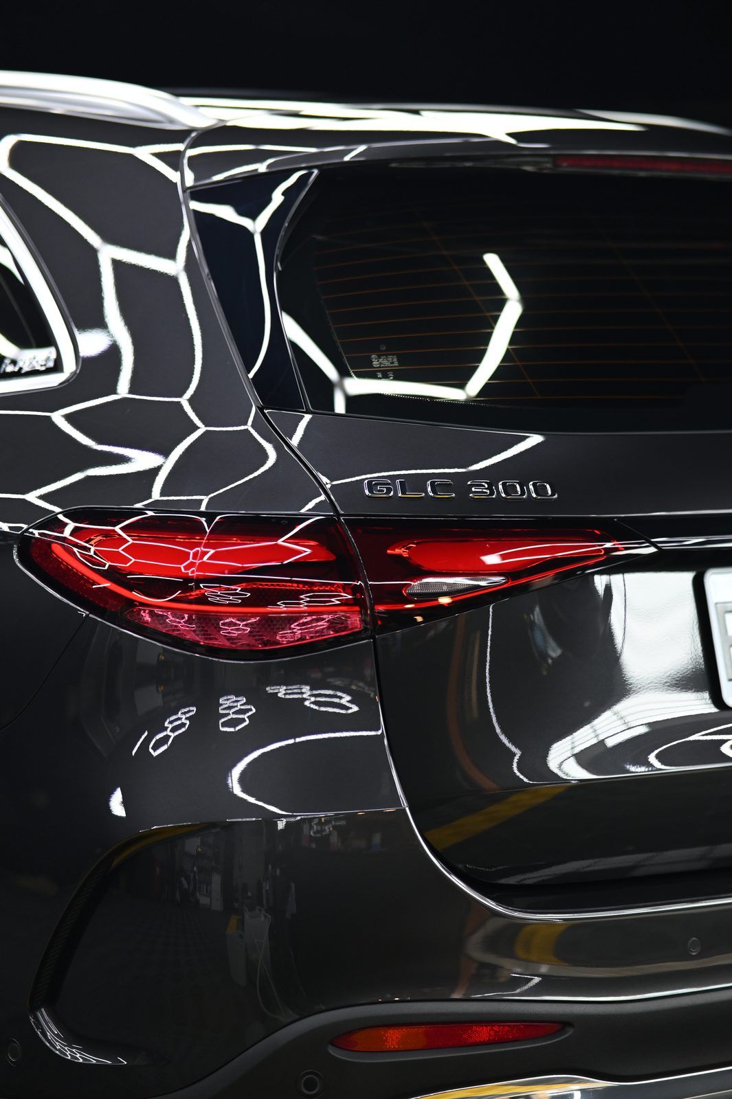 Mercedes-Benz GLC 300 漆面鍍膜完工與細節實拍 第 3 張（共 7 張）——捷匠淡水旗艦店施工實錄