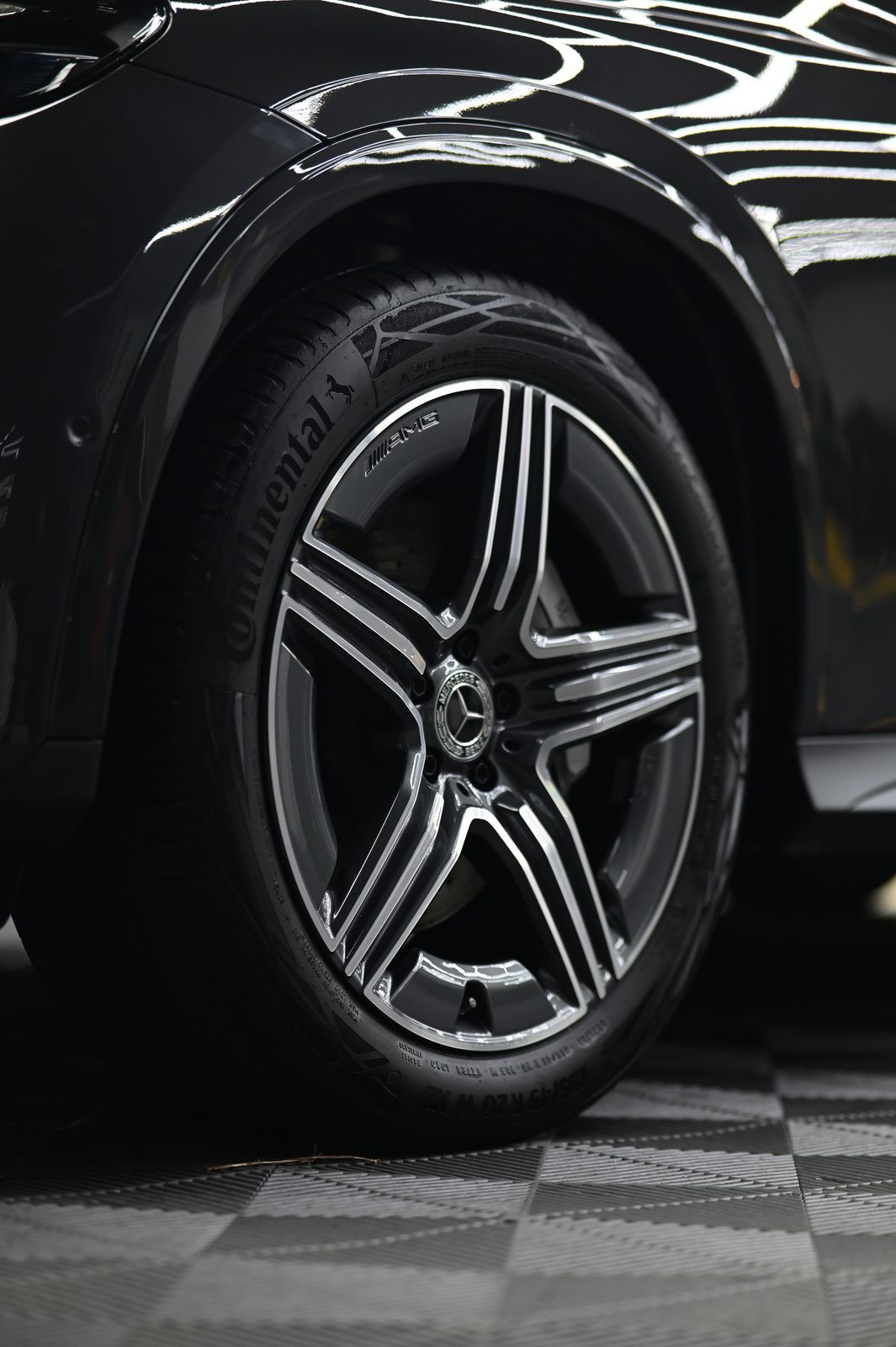 Mercedes-Benz GLC 300 漆面鍍膜完工與細節實拍 第 5 張（共 7 張）——捷匠淡水旗艦店施工實錄