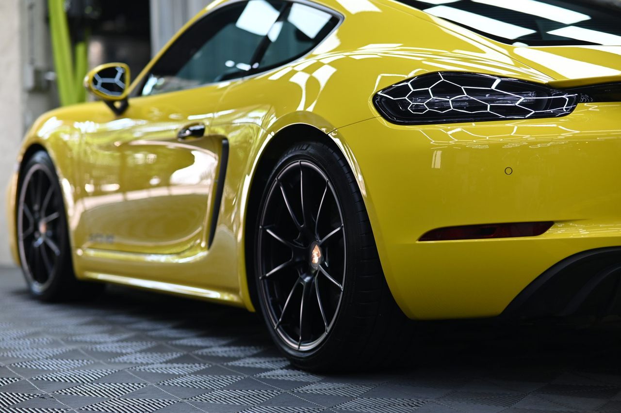 Porsche 718 Cayman GTS 4.0 漆面鍍膜完工與細節實拍 第 2 張（共 7 張）——捷匠淡水旗艦店施工實錄