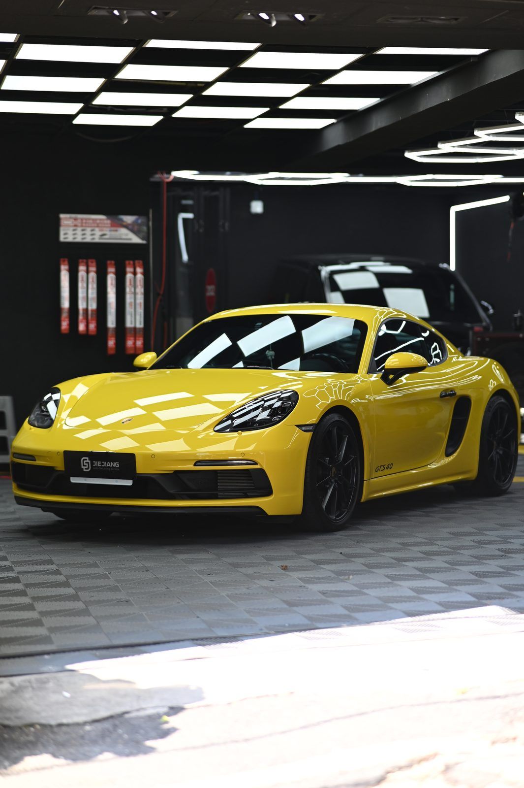 Porsche 718 Cayman GTS 4.0 漆面鍍膜完工與細節實拍 第 4 張（共 7 張）——捷匠淡水旗艦店施工實錄