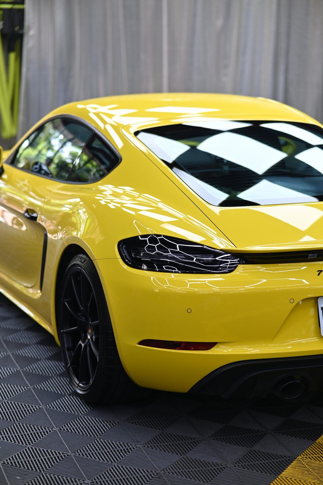 Porsche 718 Cayman GTS 4.0 漆面鍍膜完工與細節實拍 第 5 張（共 7 張）——捷匠淡水旗艦店施工實錄