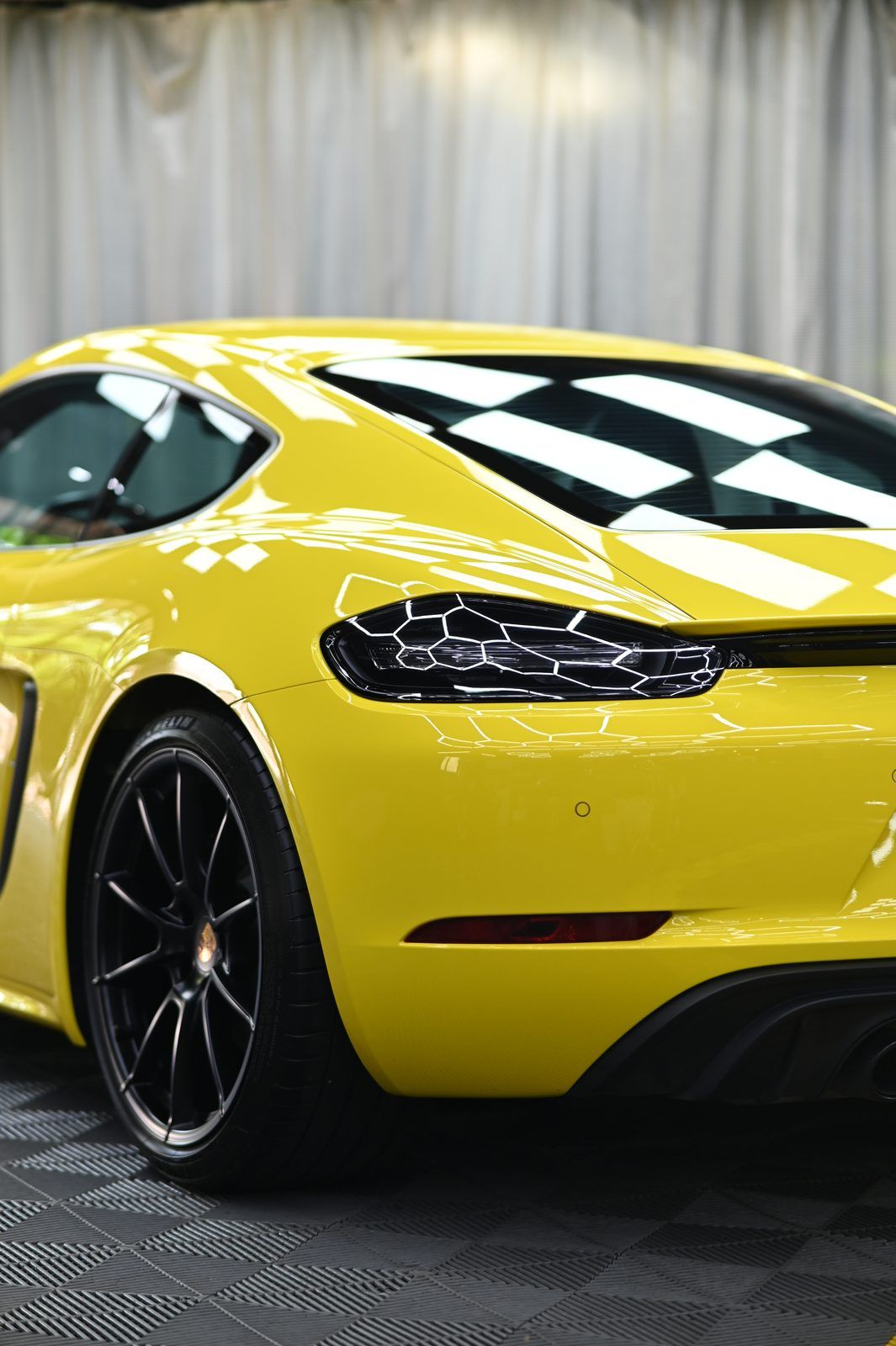 Porsche 718 Cayman GTS 4.0 漆面鍍膜完工與細節實拍 第 6 張（共 7 張）——捷匠淡水旗艦店施工實錄