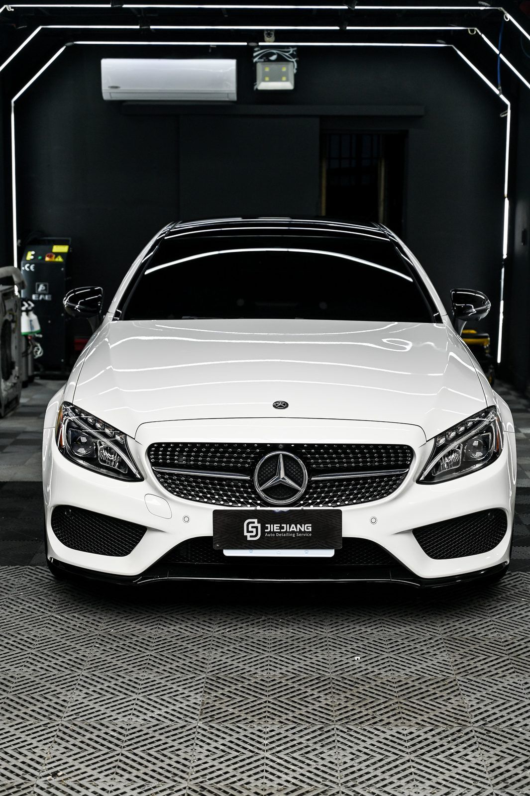 Mercedes-Benz C300 漆面鍍膜完工與細節實拍 第 2 張（共 7 張）——捷匠北投店施工實錄
