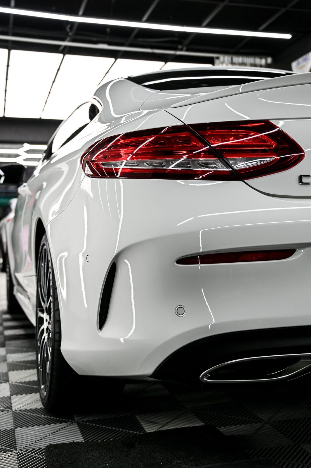 Mercedes-Benz C300 漆面鍍膜完工與細節實拍 第 4 張（共 7 張）——捷匠北投店施工實錄