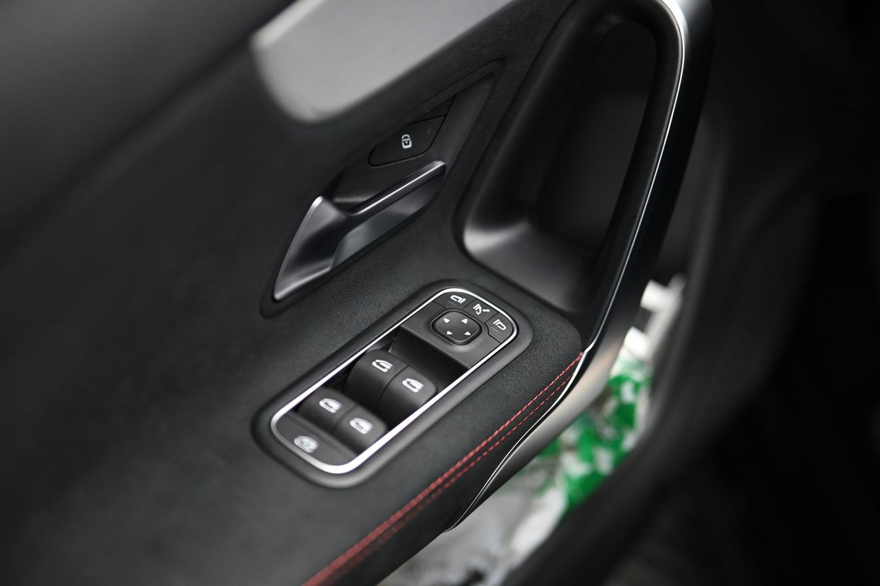 Mercedes-Benz A180 漆面鍍膜完工與細節實拍 第 6 張（共 7 張）——捷匠北投店施工實錄