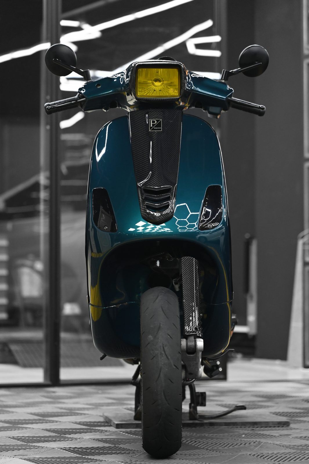 Vespa 機車美容完工與細節實拍 第 4 張（共 7 張）——捷匠淡水旗艦店施工實錄