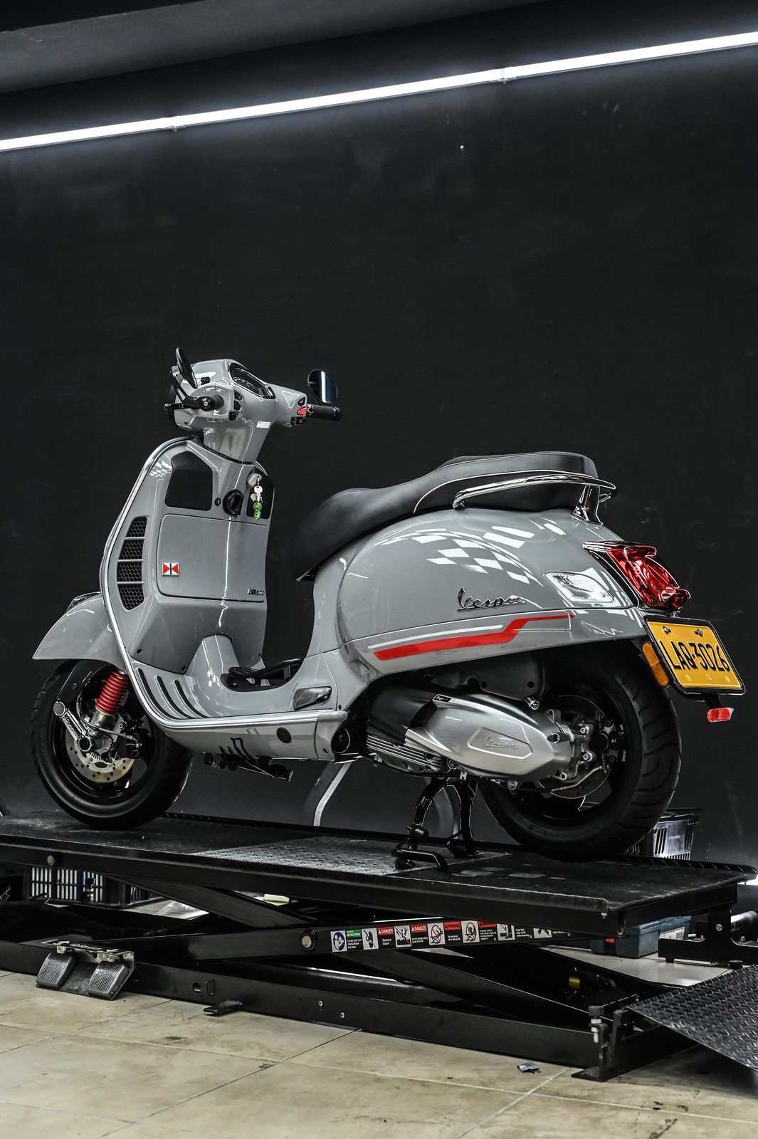 Vespa 機車美容完工與細節實拍 第 3 張（共 7 張）——捷匠淡水旗艦店施工實錄