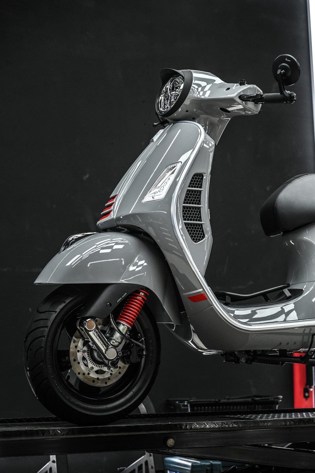 Vespa 機車美容完工與細節實拍 第 4 張（共 7 張）——捷匠淡水旗艦店施工實錄