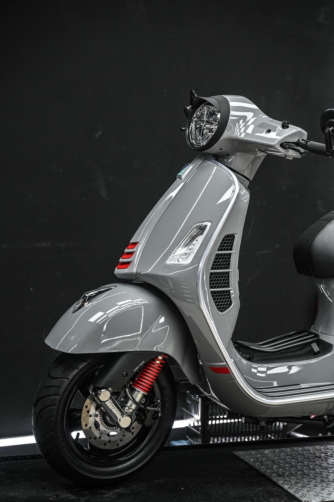 Vespa 機車美容完工與細節實拍 第 5 張（共 7 張）——捷匠淡水旗艦店施工實錄