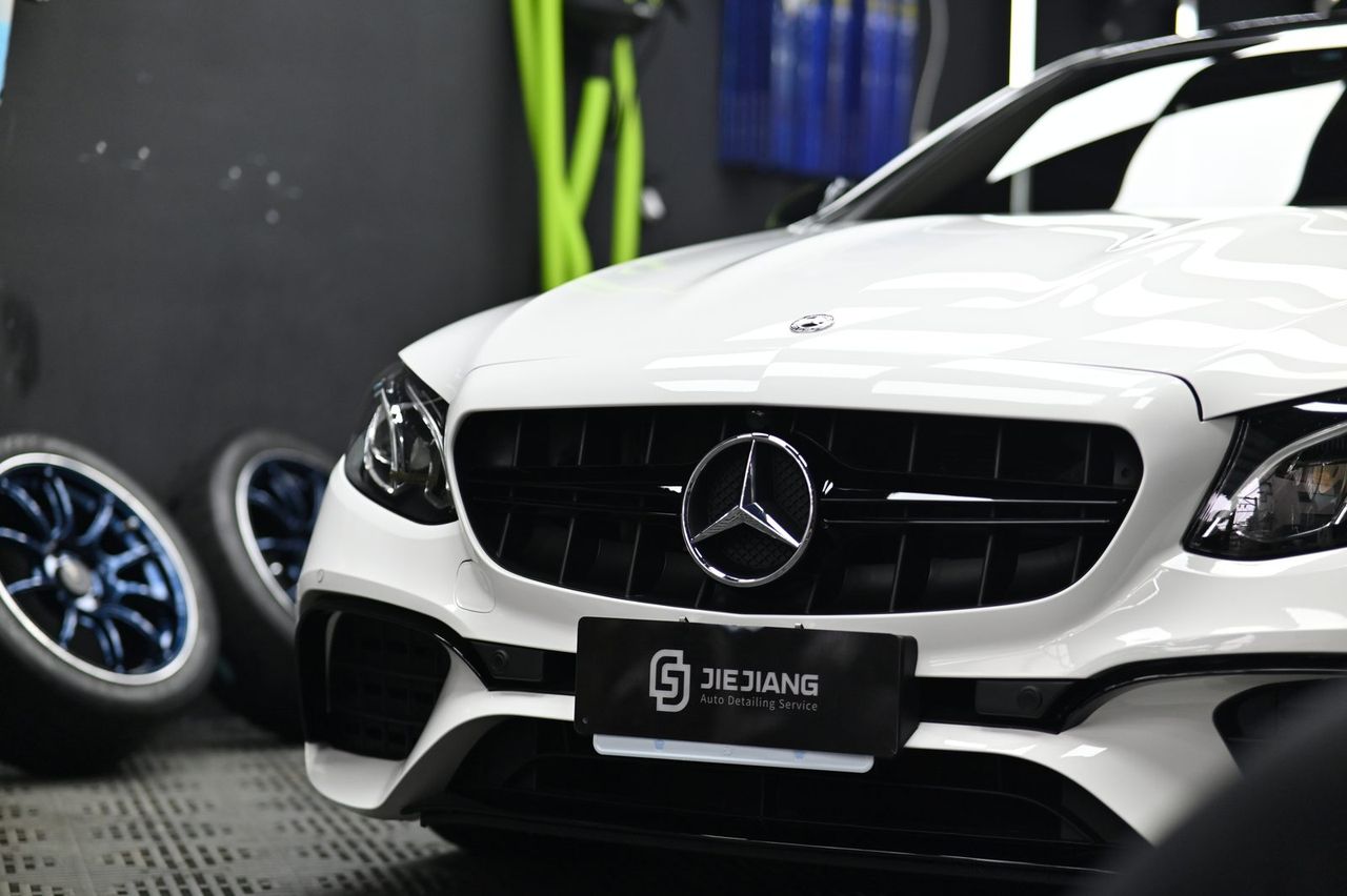 Mercedes-Benz E-Class 漆面鍍膜完工與細節實拍 第 5 張（共 7 張）——捷匠北投店施工實錄