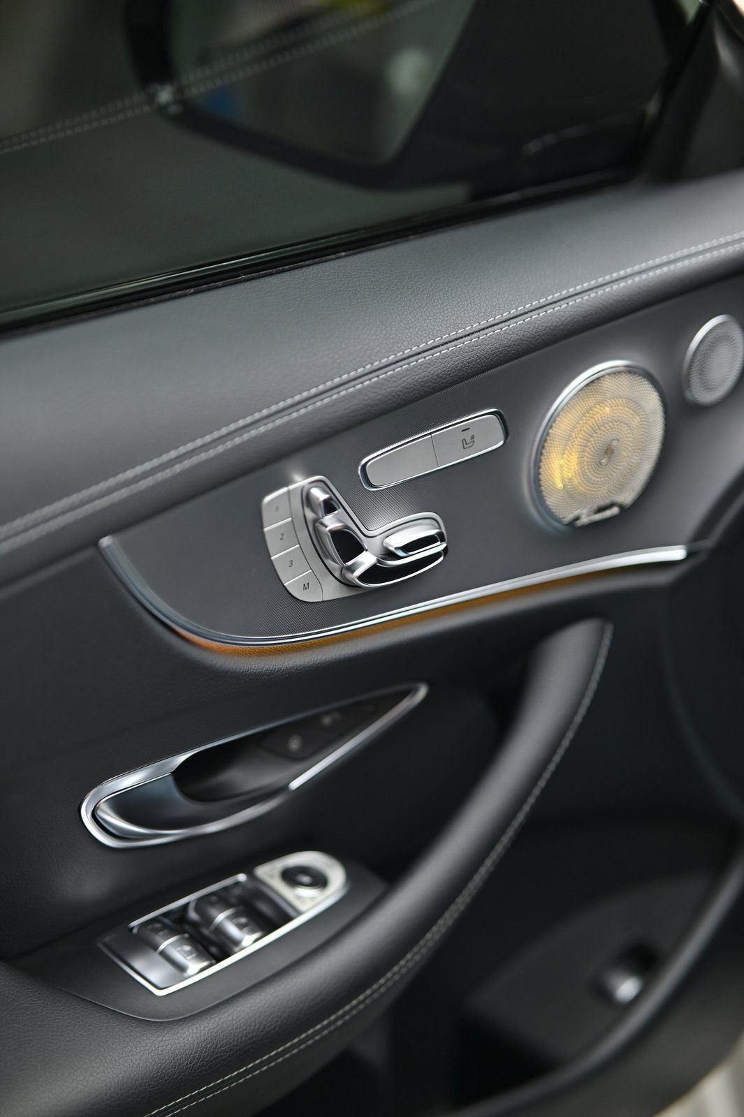Mercedes-Benz E-Class 漆面鍍膜完工與細節實拍 第 7 張（共 7 張）——捷匠北投店施工實錄