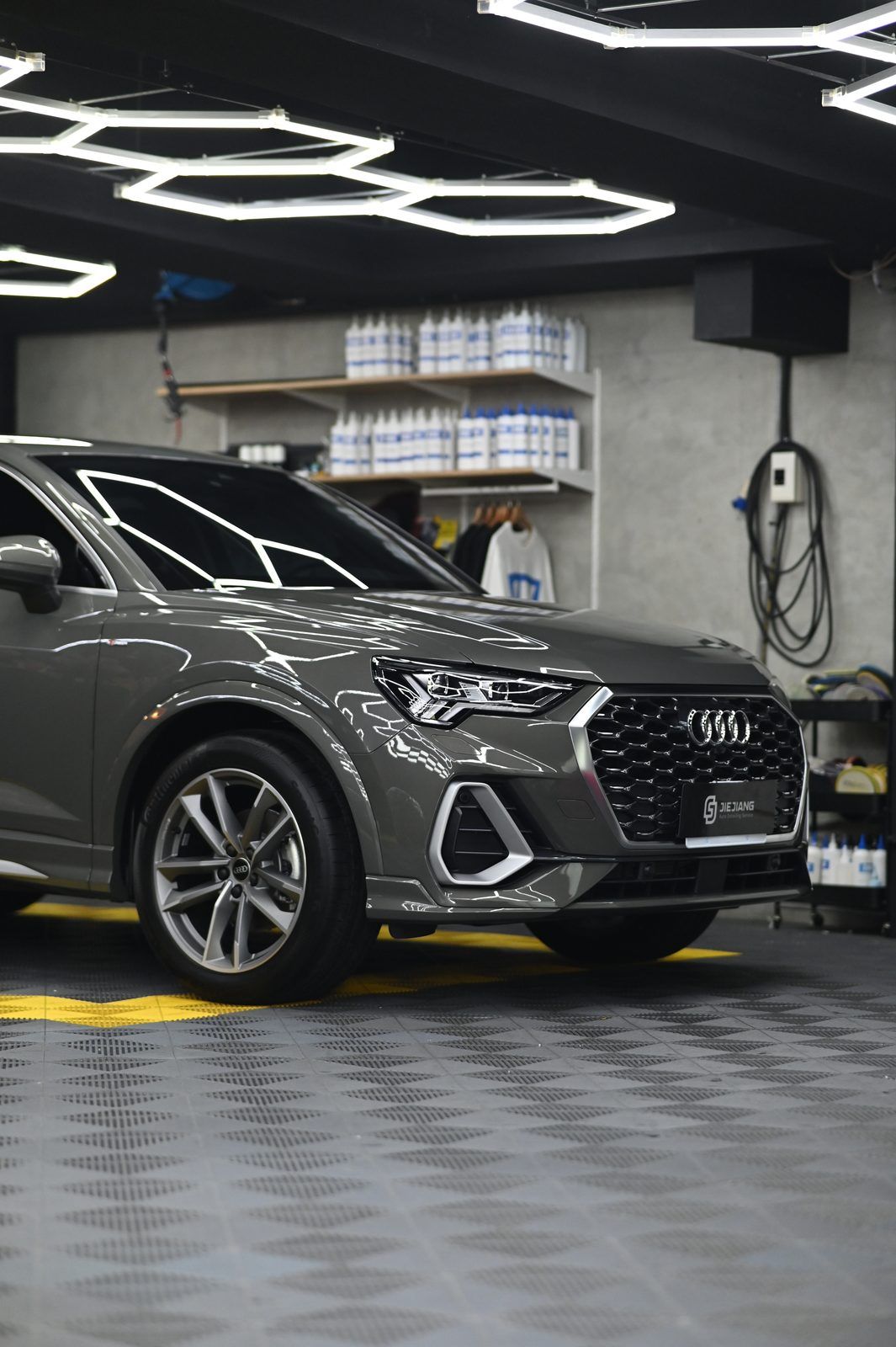 Audi Q3 Sportback 漆面鍍膜完工與細節實拍 第 5 張（共 7 張）——捷匠淡水旗艦店施工實錄