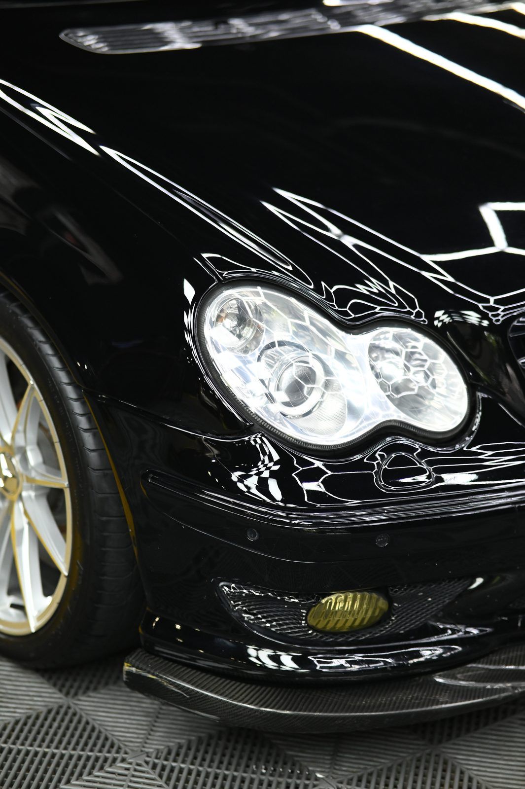 Mercedes-Benz 漆面鍍膜完工與細節實拍 第 2 張（共 7 張）——捷匠淡水旗艦店施工實錄