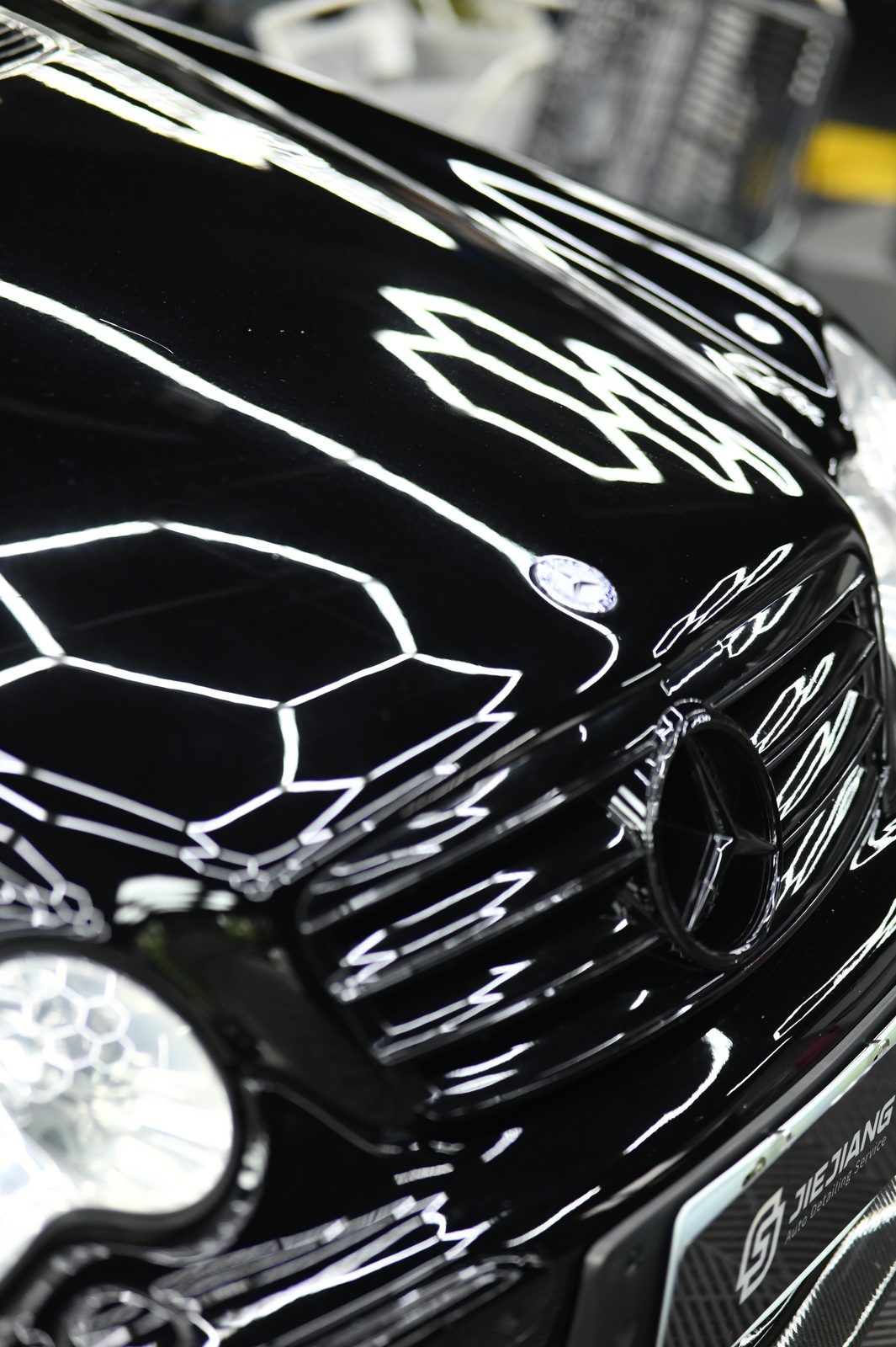 Mercedes-Benz 漆面鍍膜完工與細節實拍 第 5 張（共 7 張）——捷匠淡水旗艦店施工實錄