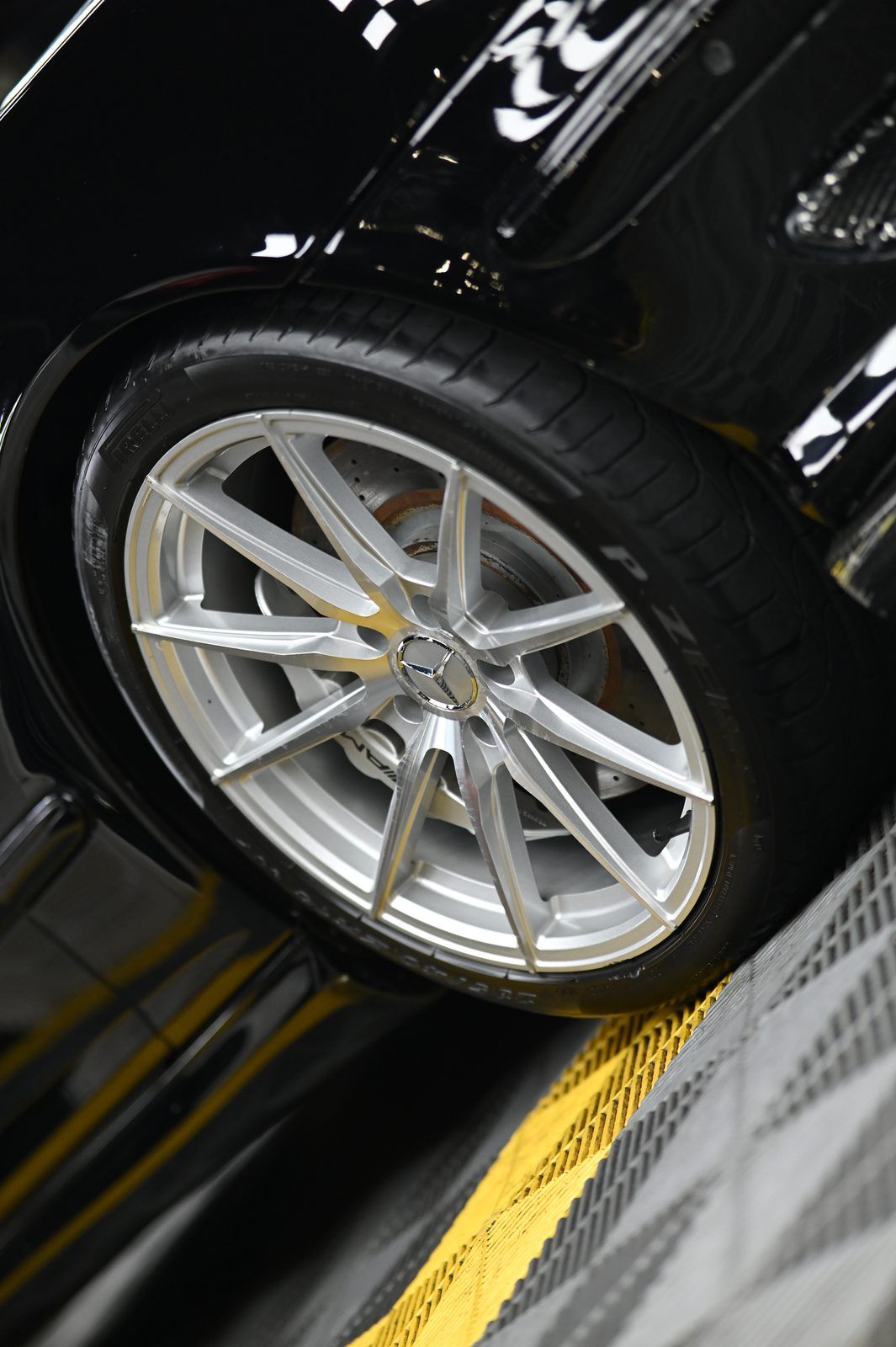 Mercedes-Benz 漆面鍍膜完工與細節實拍 第 7 張（共 7 張）——捷匠淡水旗艦店施工實錄