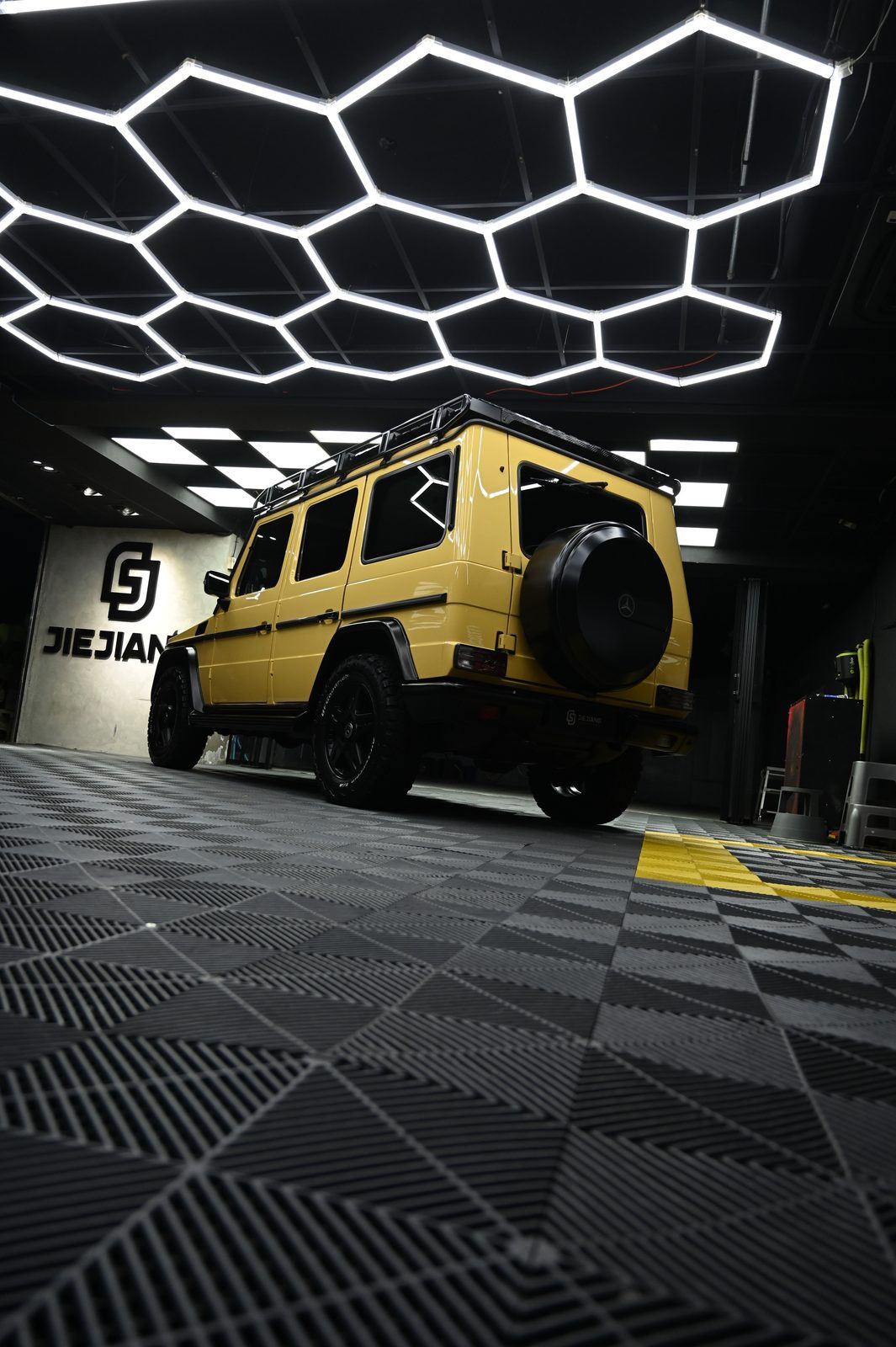 Mercedes-Benz G-Class 洗車打蠟完工與細節實拍 第 3 張（共 7 張）——捷匠淡水旗艦店施工實錄