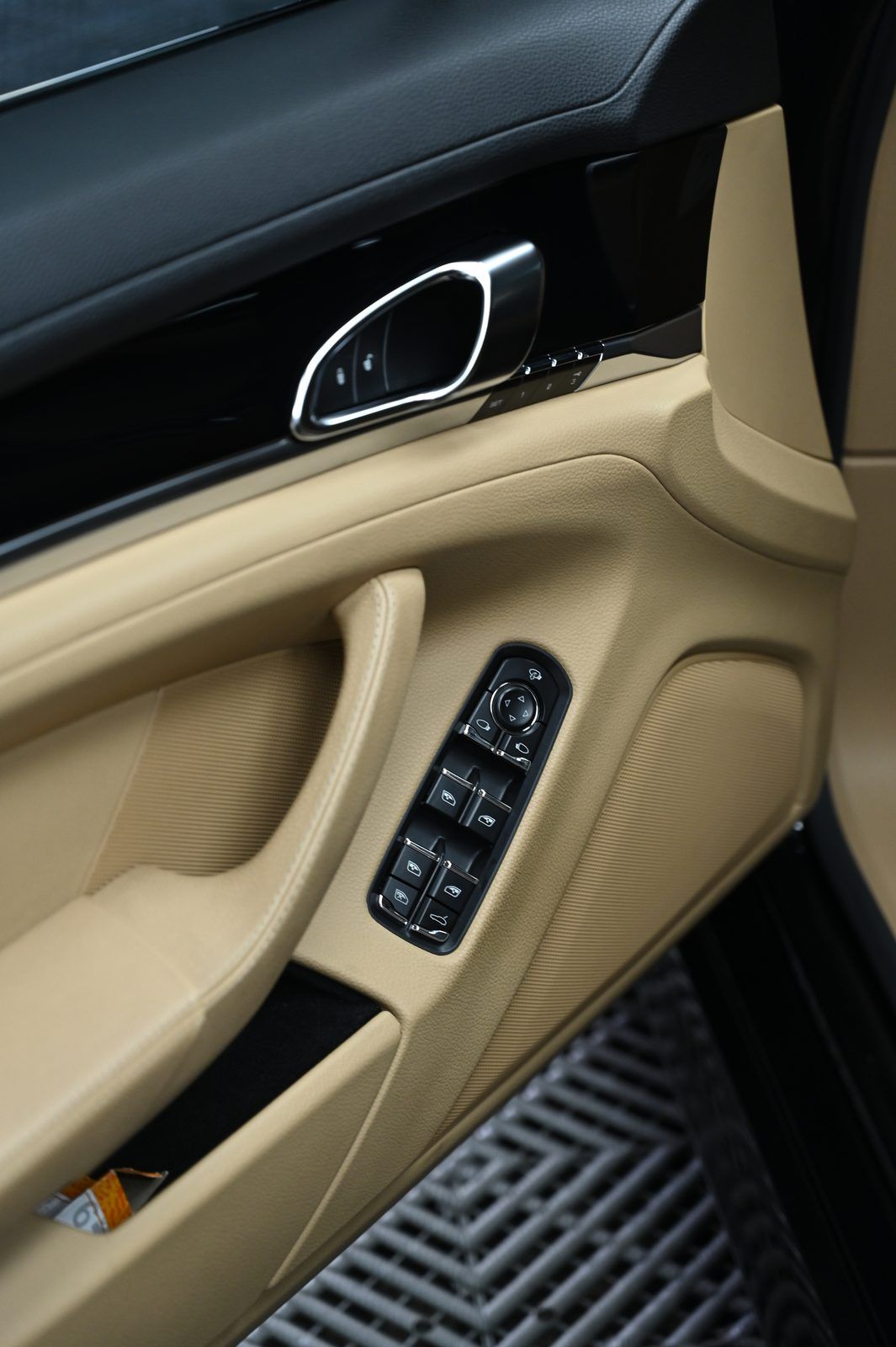 Porsche Panamera 漆面鍍膜完工與細節實拍 第 6 張（共 7 張）——捷匠北投店施工實錄