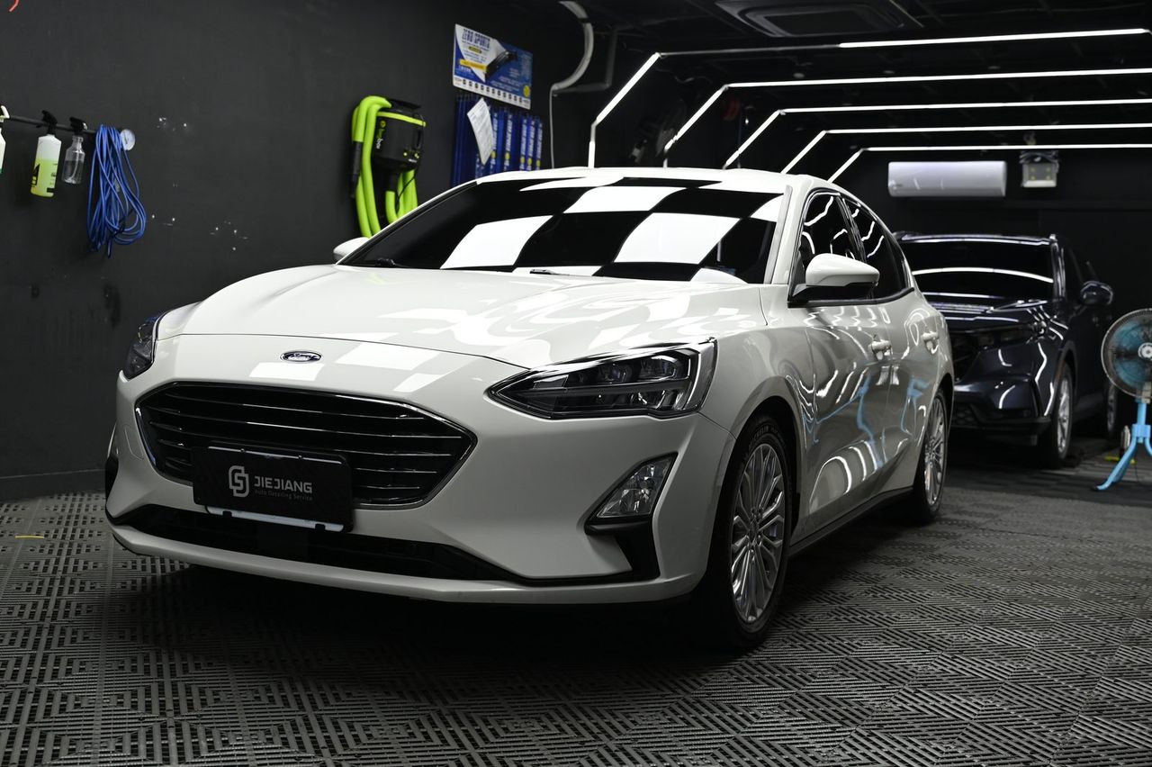 Ford Focus 漆面鍍膜完工與細節實拍 第 2 張（共 7 張）——捷匠北投店施工實錄