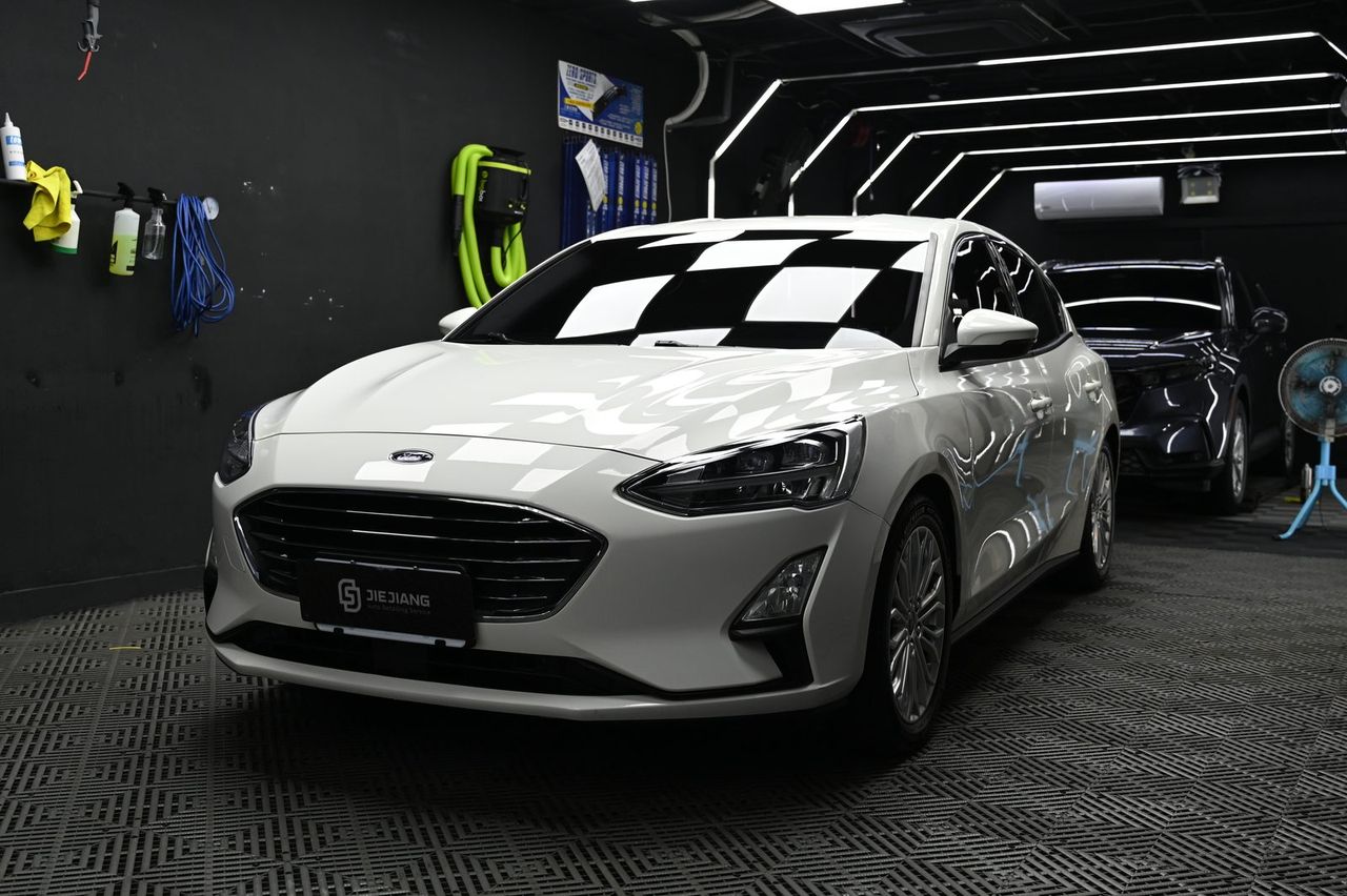 Ford Focus 漆面鍍膜完工與細節實拍 第 3 張（共 7 張）——捷匠北投店施工實錄