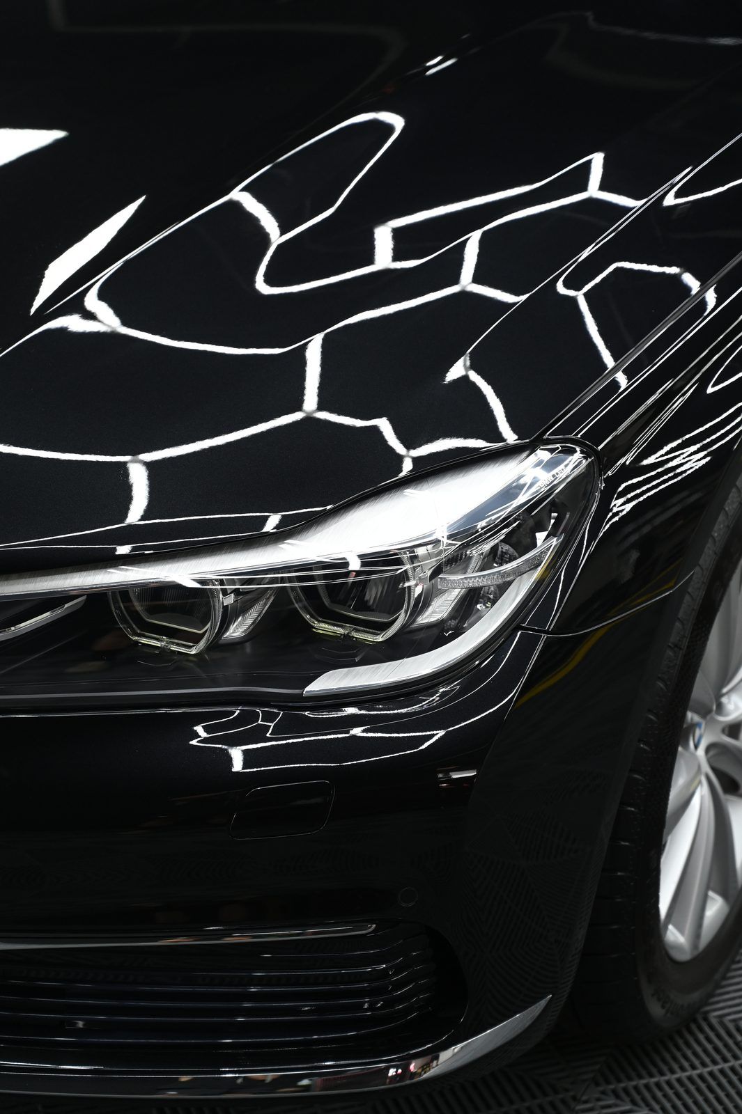 BMW 7 Series 漆面鍍膜完工與細節實拍 第 4 張（共 7 張）——捷匠淡水旗艦店施工實錄