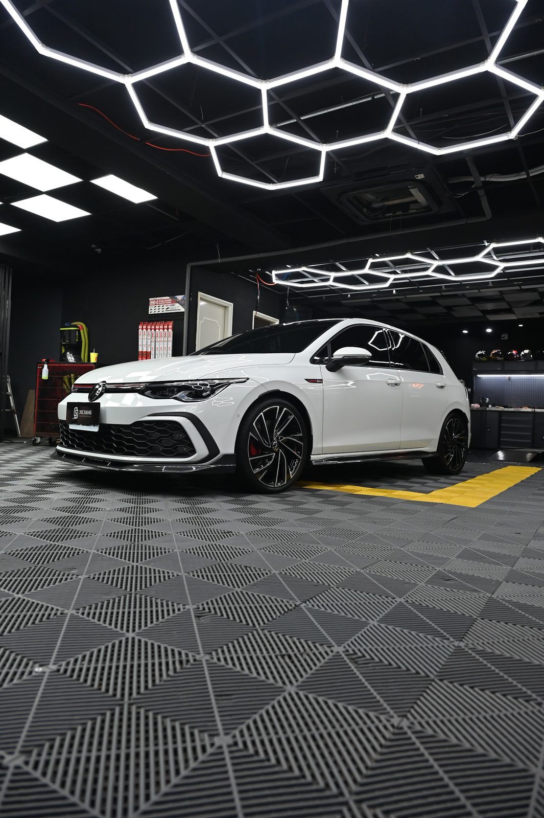 VW Golf GTI 拋光與漆面修復完工與細節實拍 第 2 張（共 6 張）——捷匠施工實錄