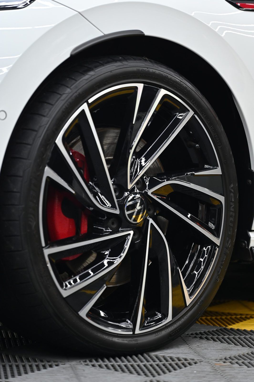VW Golf GTI 拋光與漆面修復完工與細節實拍 第 5 張（共 6 張）——捷匠施工實錄