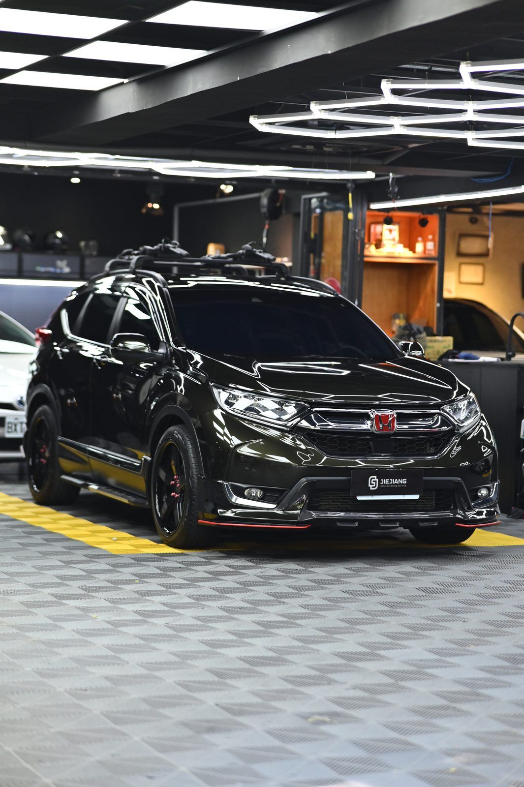 Honda CR-V 漆面鍍膜完工與細節實拍 第 3 張（共 7 張）——捷匠淡水旗艦店施工實錄
