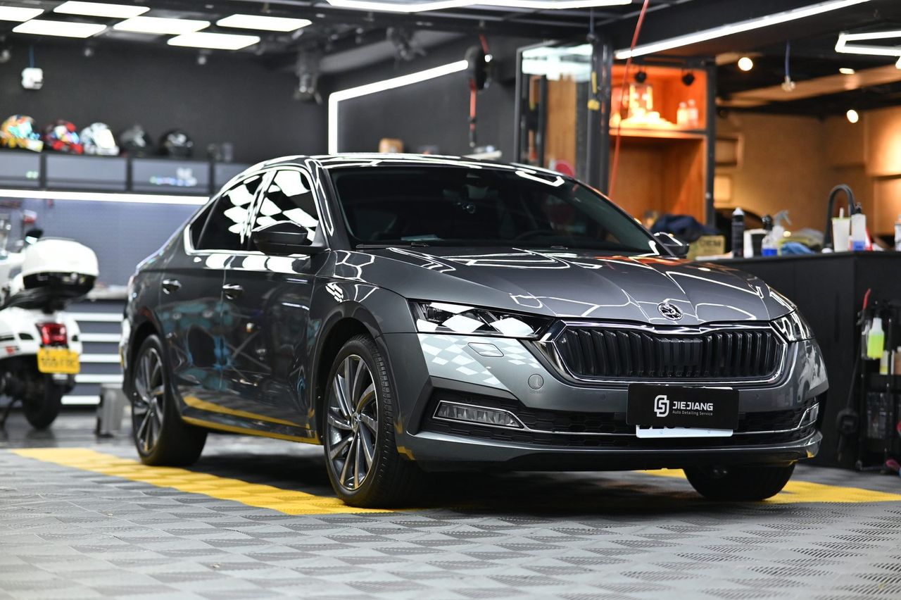 Skoda Octavia 漆面鍍膜完工與細節實拍 第 1 張（共 7 張）——捷匠施工實錄
