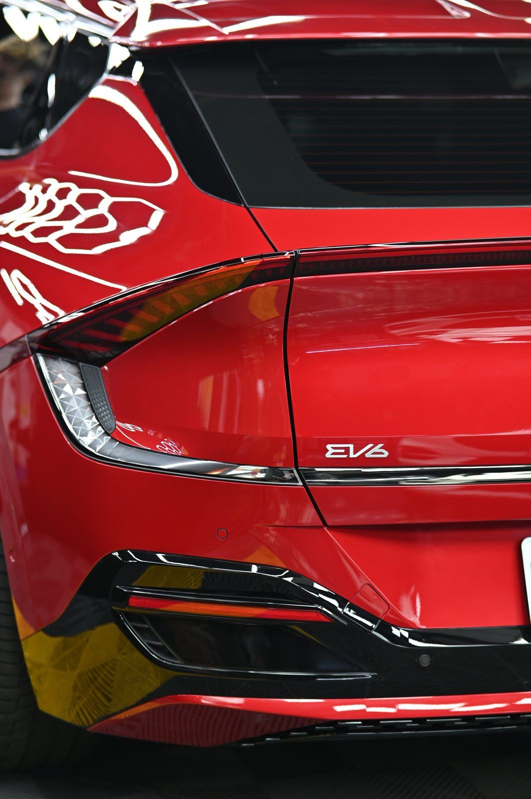 Kia EV6 漆面鍍膜完工與細節實拍 第 4 張（共 7 張）——捷匠淡水旗艦店施工實錄
