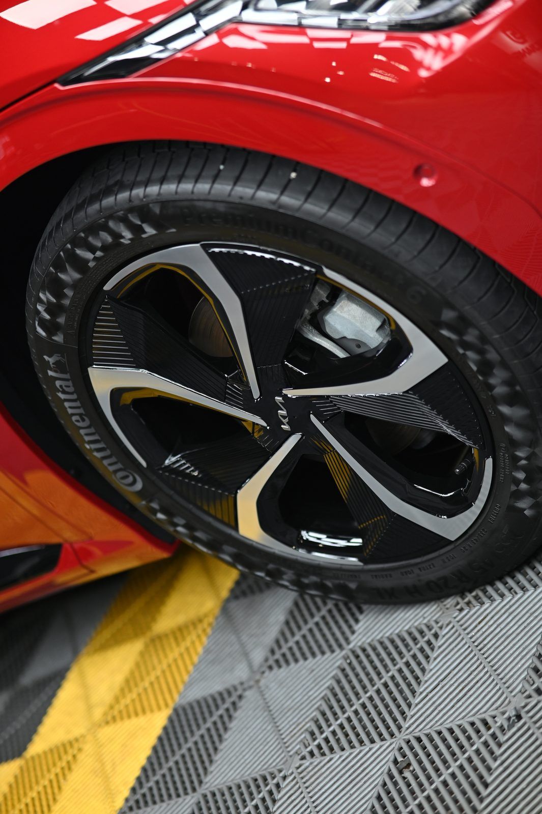 Kia EV6 漆面鍍膜完工與細節實拍 第 6 張（共 7 張）——捷匠淡水旗艦店施工實錄