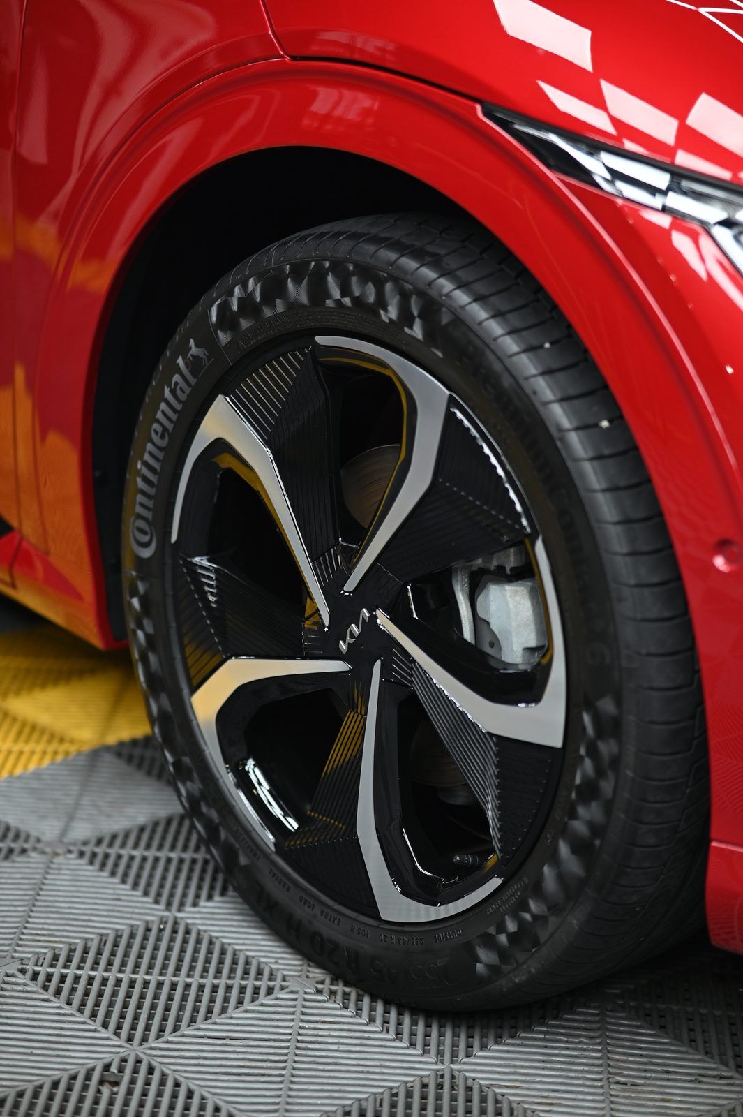 Kia EV6 漆面鍍膜完工與細節實拍 第 7 張（共 7 張）——捷匠淡水旗艦店施工實錄