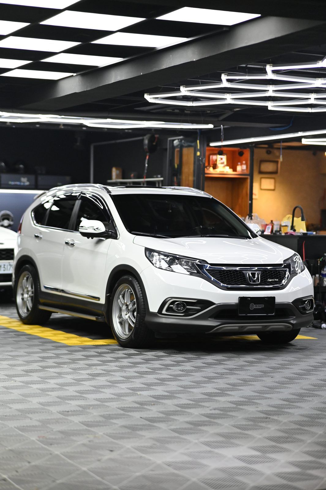 Honda CR-V 漆面鍍膜完工與細節實拍 第 1 張（共 7 張）——捷匠淡水旗艦店施工實錄