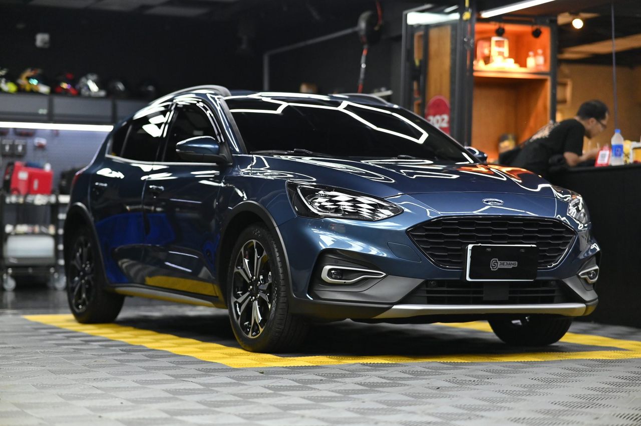 Ford Focus 漆面鍍膜完工與細節實拍 第 1 張（共 7 張）——捷匠淡水旗艦店施工實錄
