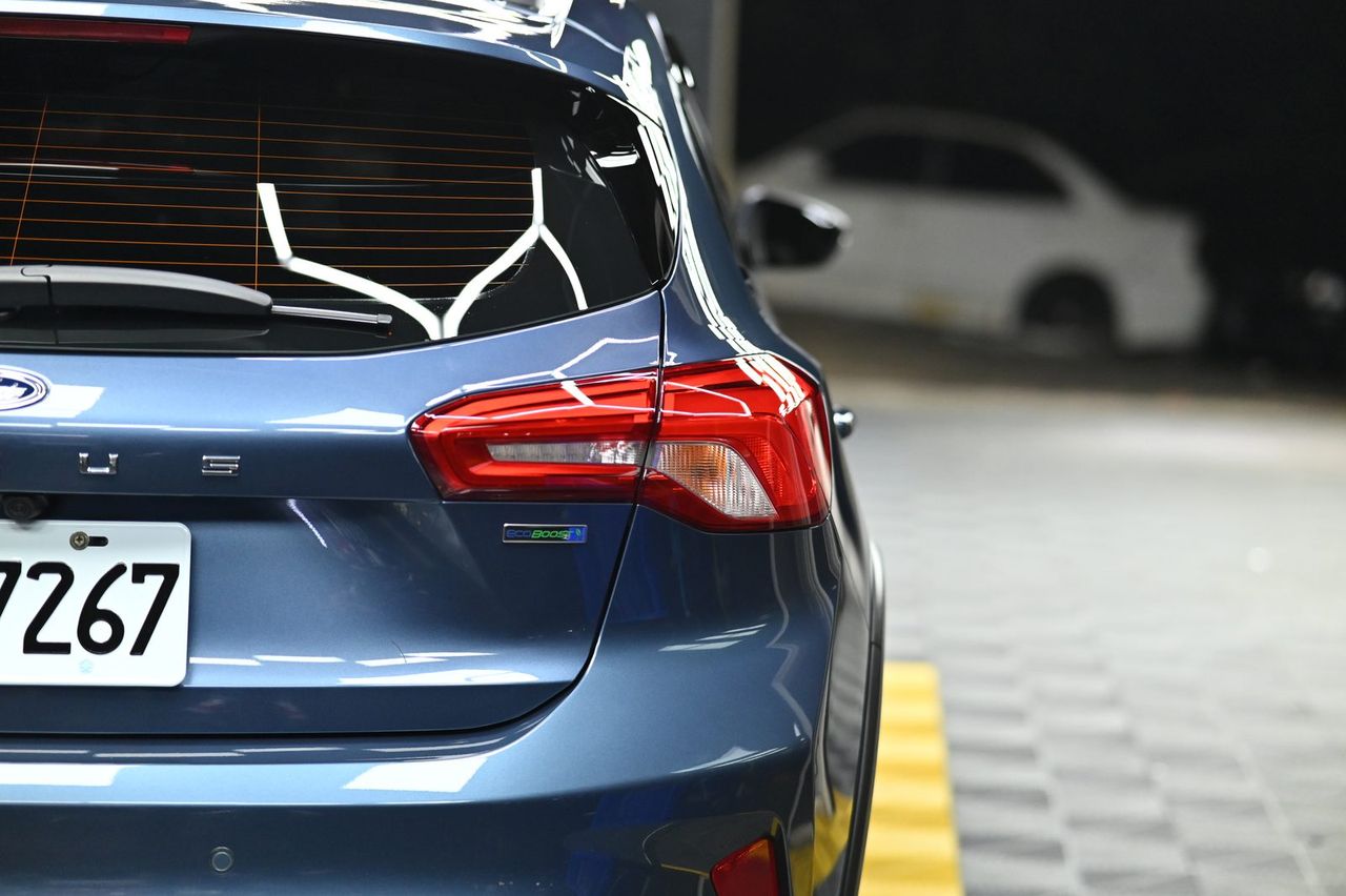Ford Focus 漆面鍍膜完工與細節實拍 第 2 張（共 7 張）——捷匠淡水旗艦店施工實錄