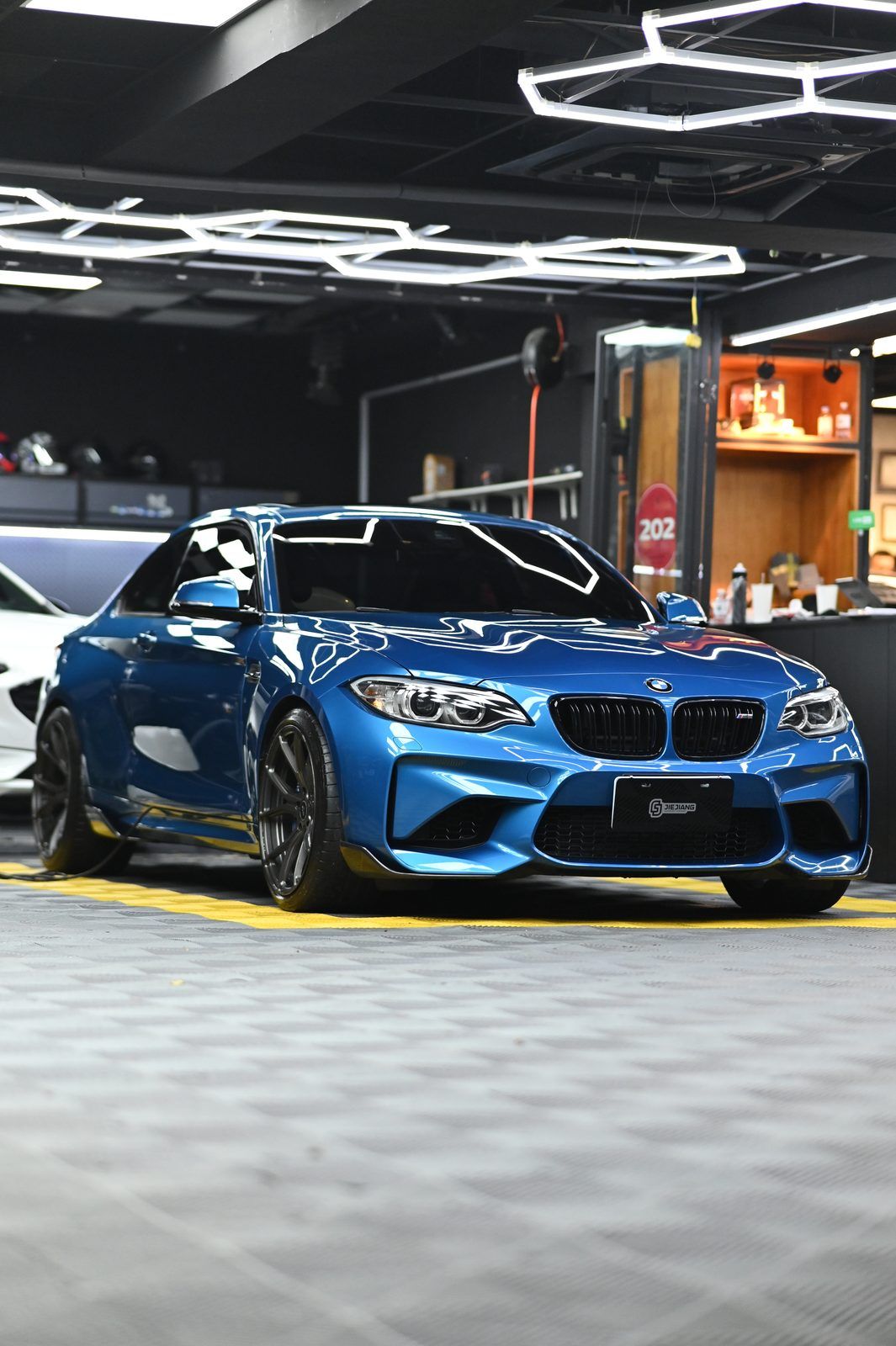 BMW M2 漆面鍍膜完工與細節實拍 第 3 張（共 7 張）——捷匠淡水旗艦店施工實錄