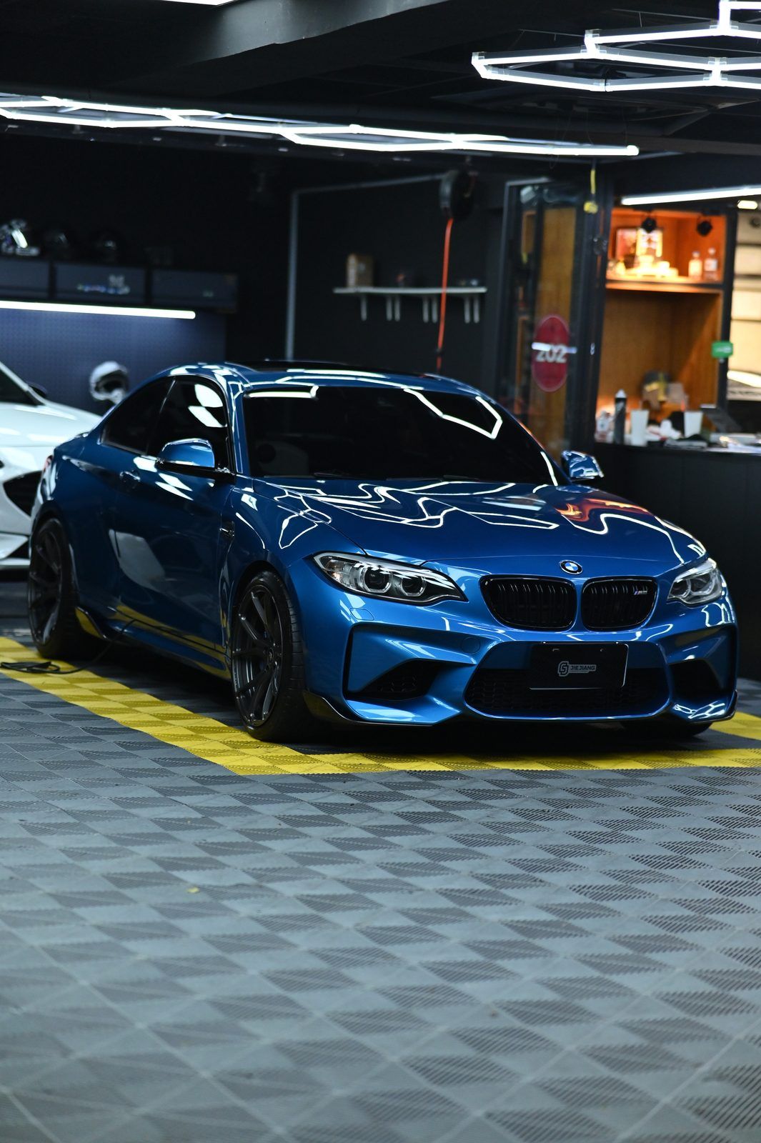 BMW M2 漆面鍍膜完工與細節實拍 第 6 張（共 7 張）——捷匠淡水旗艦店施工實錄