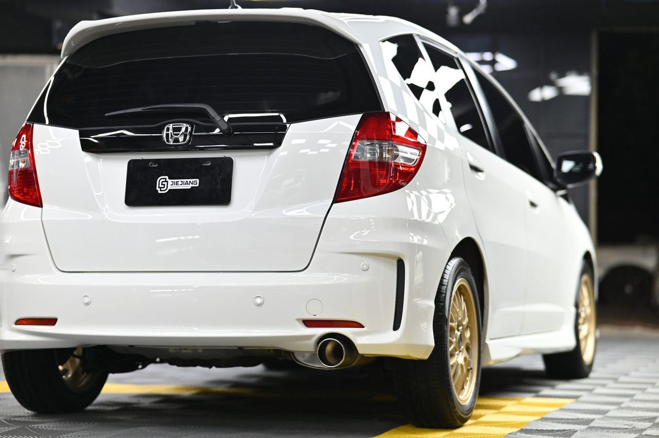 Honda Fit 漆面鍍膜完工與細節實拍 第 1 張（共 7 張）——捷匠淡水旗艦店施工實錄