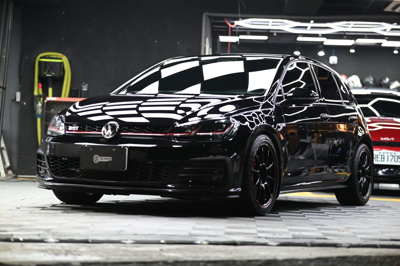 VW Golf GTI 漆面鍍膜完工與細節實拍 第 2 張（共 7 張）——捷匠施工實錄