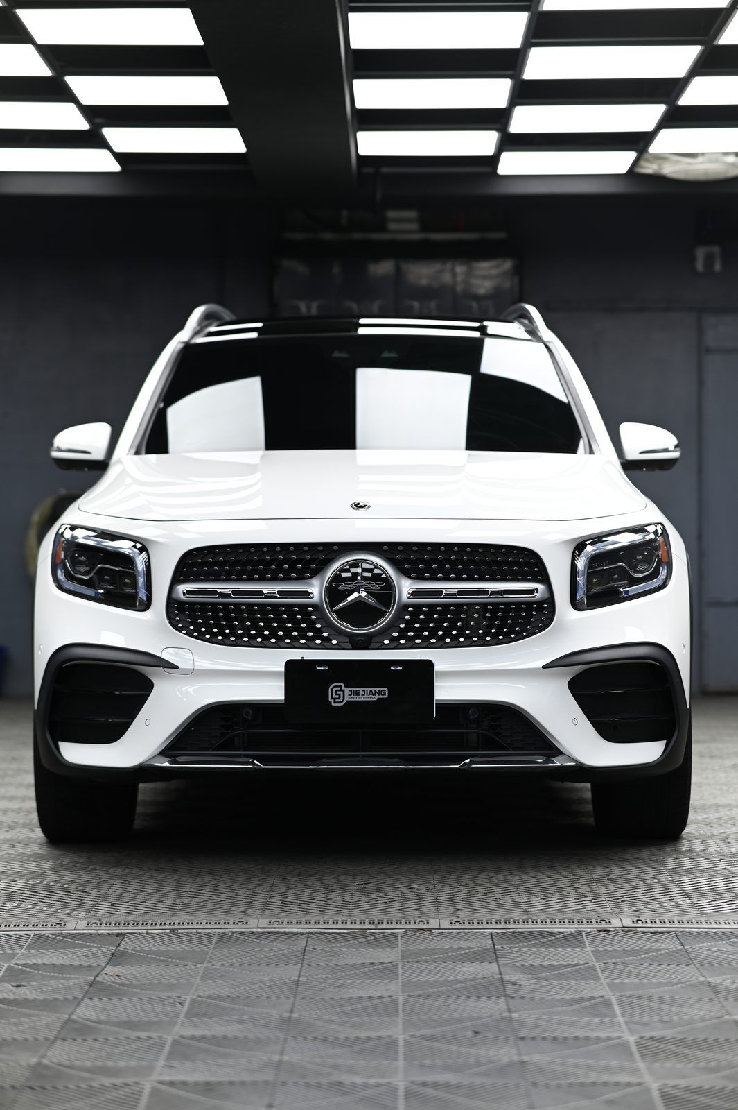 Mercedes-Benz GLB 250 漆面鍍膜完工與細節實拍 第 1 張（共 7 張）——捷匠施工實錄
